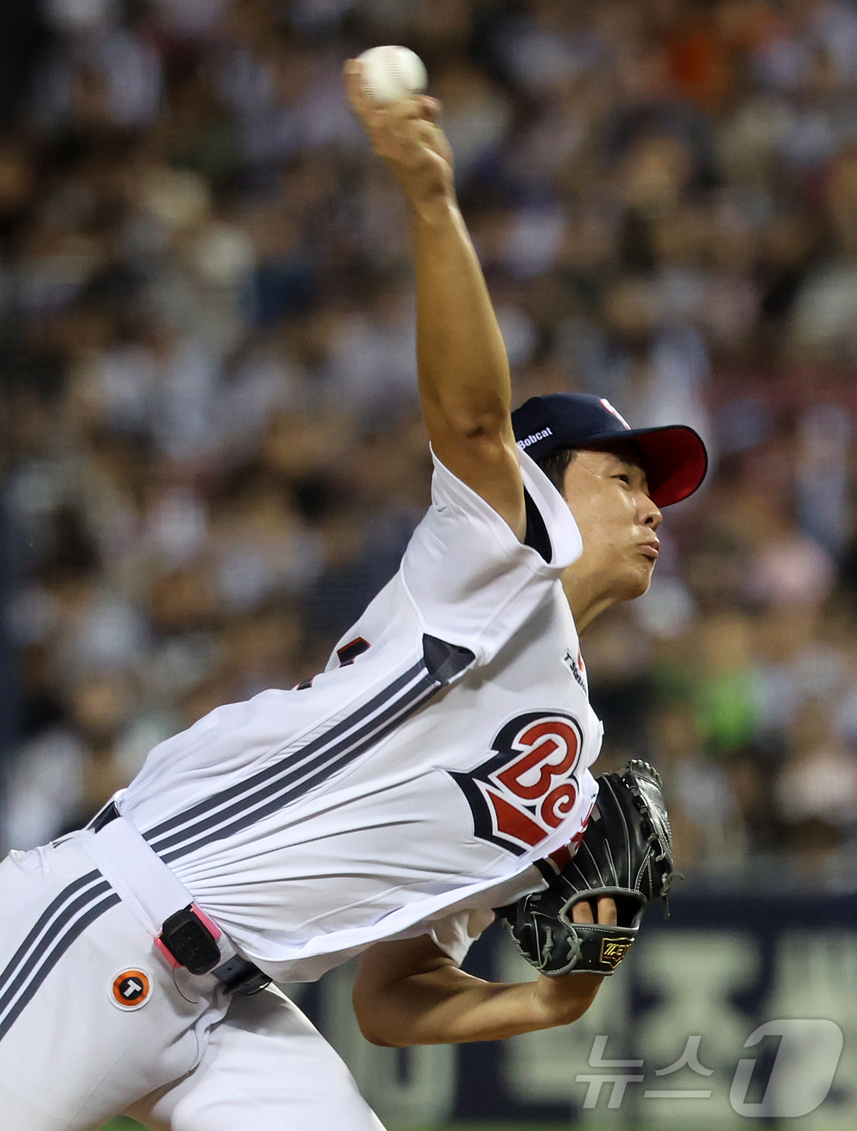 (서울=뉴스1) 김진환 기자 = 13일 오후 서울 송파구 잠실야구장에서 열린 프로야구 '2026 신한은행 SOL KBO리그' 한화 이글스와 두산 베어스의 경기, 두산 선발 최민석이 …