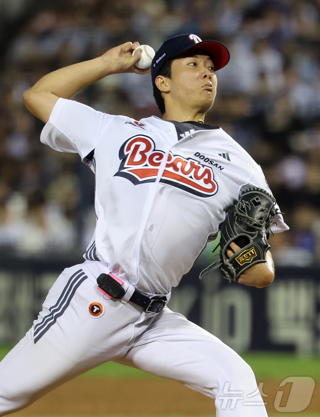 (서울=뉴스1) 김진환 기자 = 13일 오후 서울 송파구 잠실야구장에서 열린 프로야구 '2026 신한은행 SOL KBO리그' 한화 이글스와 두산 베어스의 경기, 두산 선발 최민석이 …