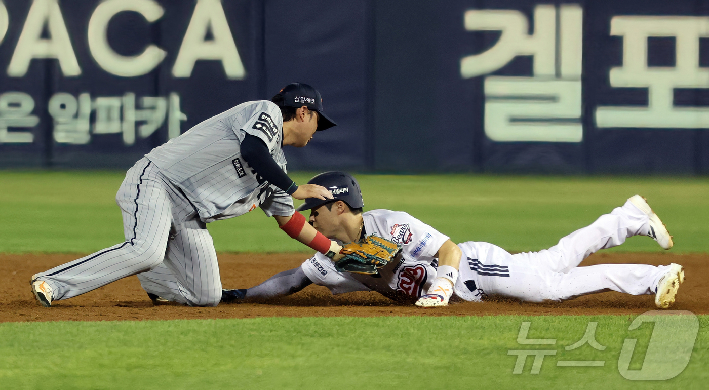 (서울=뉴스1) 김진환 기자 = 13일 오후 서울 송파구 잠실야구장에서 열린 프로야구 '2026 신한은행 SOL KBO리그' 한화 이글스와 두산 베어스의 경기, 두산 조수행이 5회 …