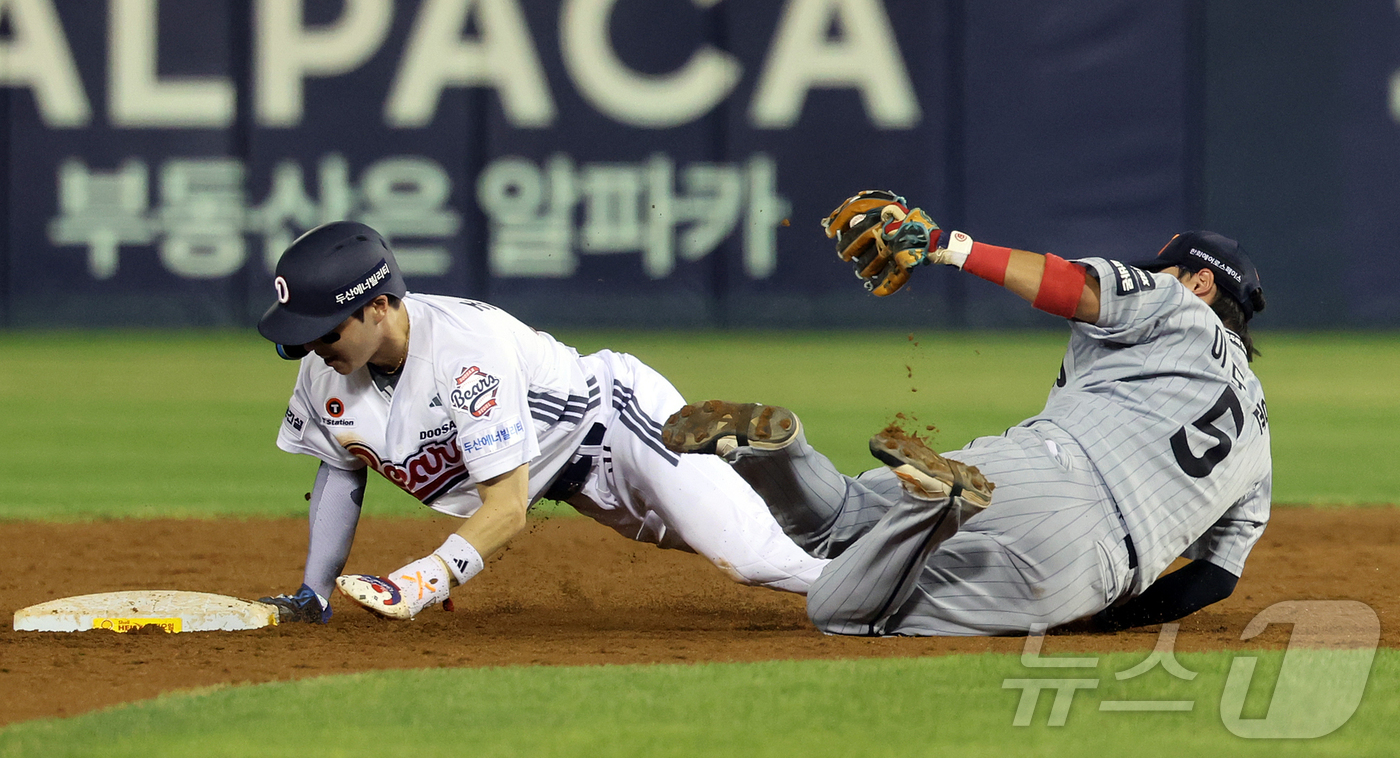(서울=뉴스1) 김진환 기자 = 13일 오후 서울 송파구 잠실야구장에서 열린 프로야구 '2026 신한은행 SOL KBO리그' 한화 이글스와 두산 베어스의 경기, 두산 조수행이 5회 …
