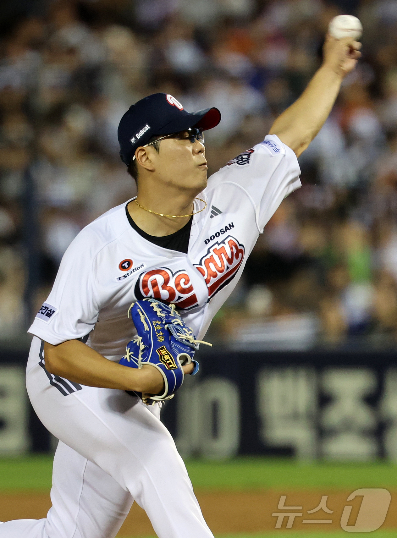(서울=뉴스1) 김진환 기자 = 13일 오후 서울 송파구 잠실야구장에서 열린 프로야구 '2026 신한은행 SOL KBO리그' 한화 이글스와 두산 베어스의 경기, 두산 이병헌이 6회 …