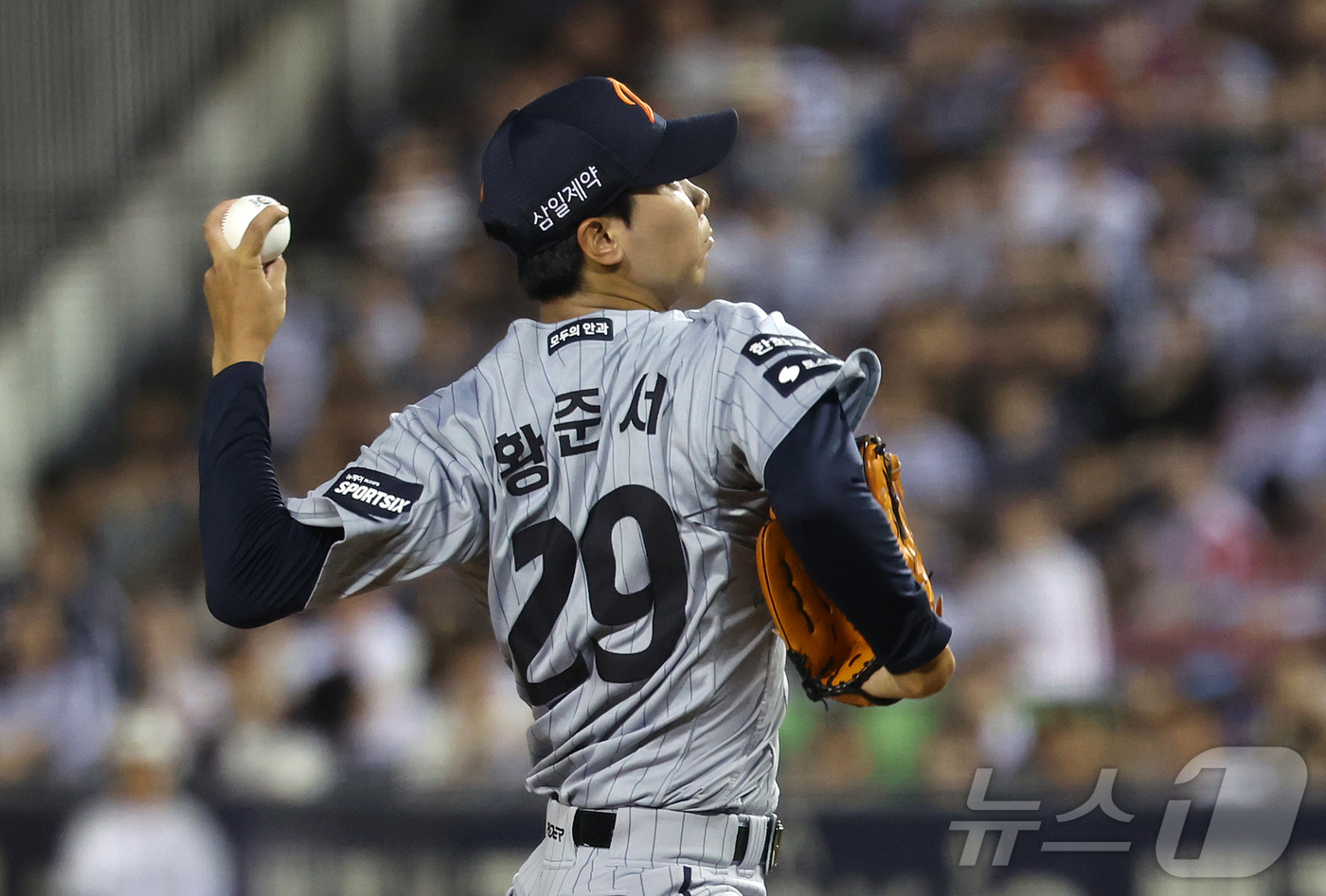 (서울=뉴스1) 김진환 기자 = 13일 오후 서울 송파구 잠실야구장에서 열린 프로야구 '2026 신한은행 SOL KBO리그' 한화 이글스와 두산 베어스의 경기, 한화 황준서가 4회 …