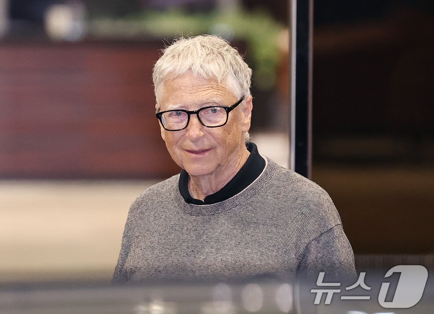 본문 이미지 - 빌 게이츠 게이츠재단 이사장이 13일 서울 강서구 김포비즈니스항공센터를 통해 방한하고 있다. 2026.8.13 ⓒ 뉴스1 구윤성 기자