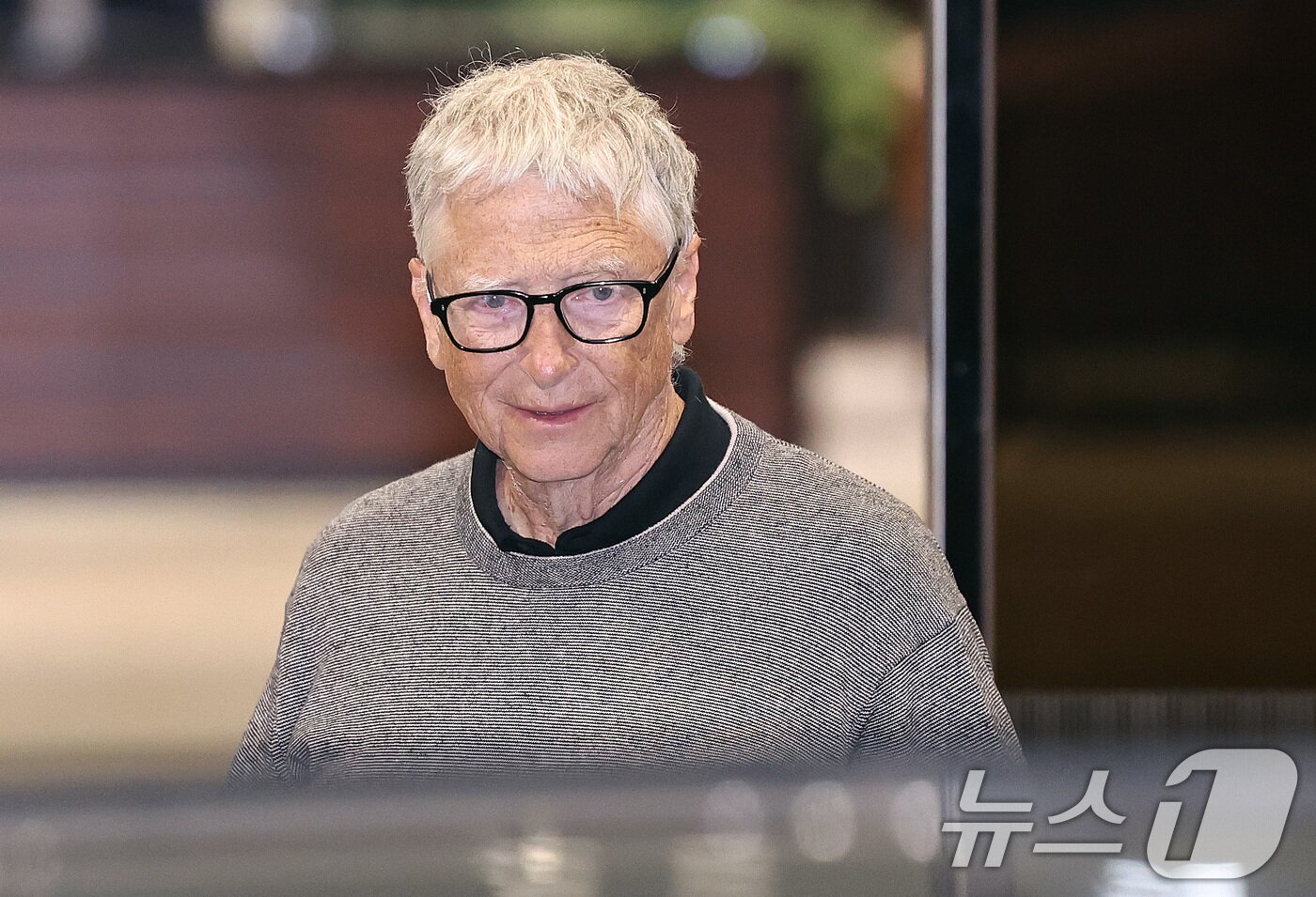 본문 이미지 - 빌 게이츠 게이츠재단 이사장이 13일 서울 강서구 김포비즈니스항공센터를 통해 방한하고 있다. 2026.8.13 ⓒ 뉴스1 구윤성 기자