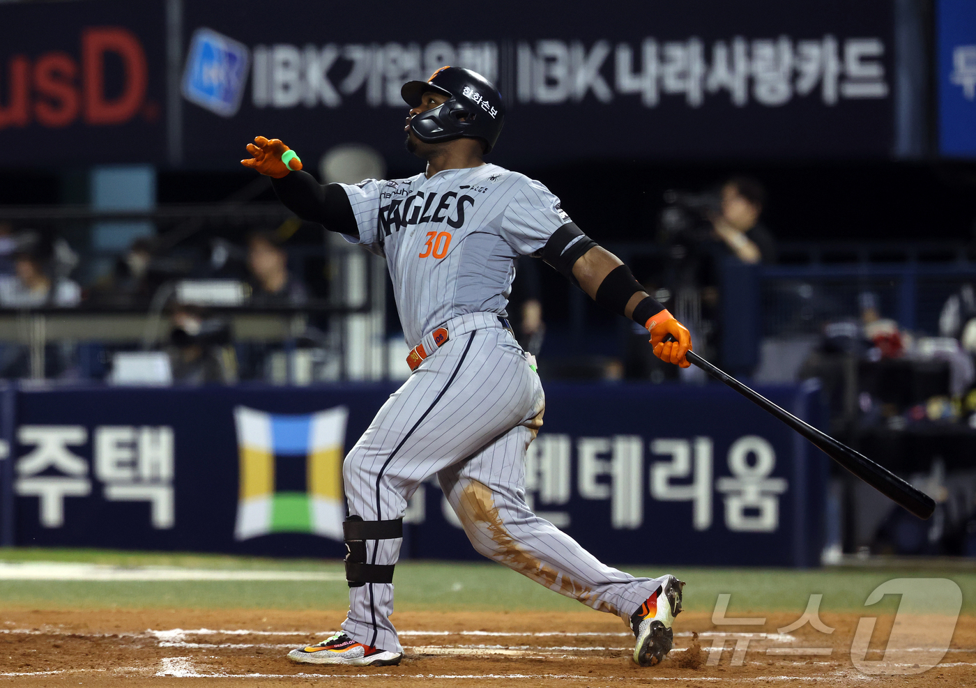 (서울=뉴스1) 김진환 기자 = 13일 오후 서울 송파구 잠실야구장에서 열린 프로야구 '2026 신한은행 SOL KBO리그' 한화 이글스와 두산 베어스의 경기, 한화 페라자가 7회 …