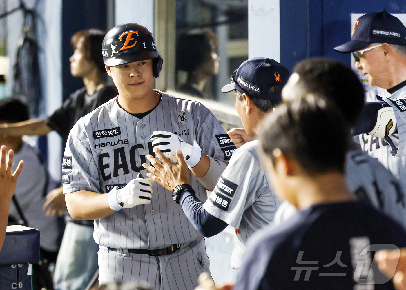 (서울=뉴스1) 김진환 기자 = 13일 오후 서울 송파구 잠실야구장에서 열린 프로야구 '2026 신한은행 SOL KBO리그' 한화 이글스와 두산 베어스의 경기, 한화 노시환이 7회 …