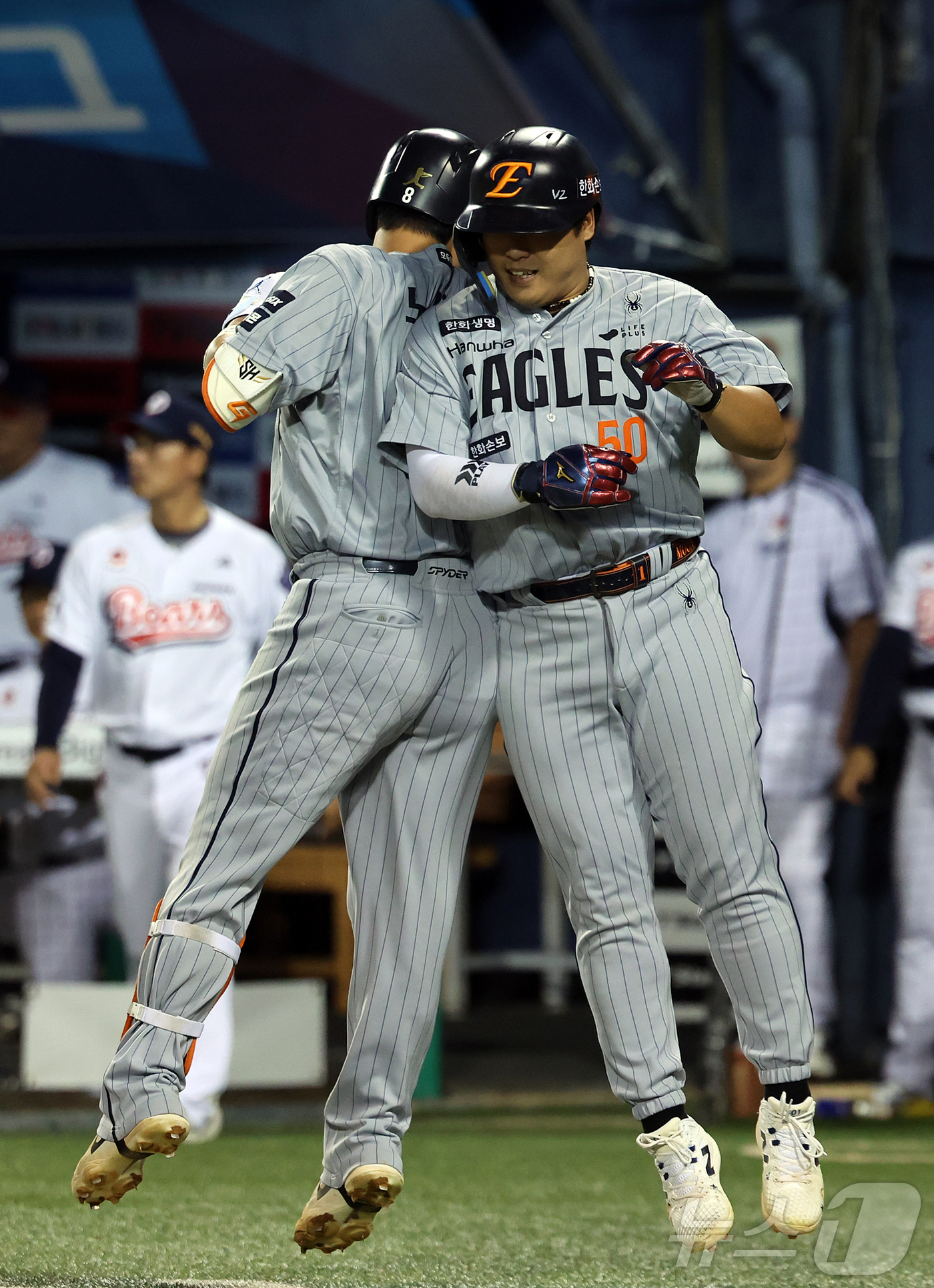 (서울=뉴스1) 김진환 기자 = 13일 오후 서울 송파구 잠실야구장에서 열린 프로야구 '2026 신한은행 SOL KBO리그' 한화 이글스와 두산 베어스의 경기, 한화 노시환이 7회 …