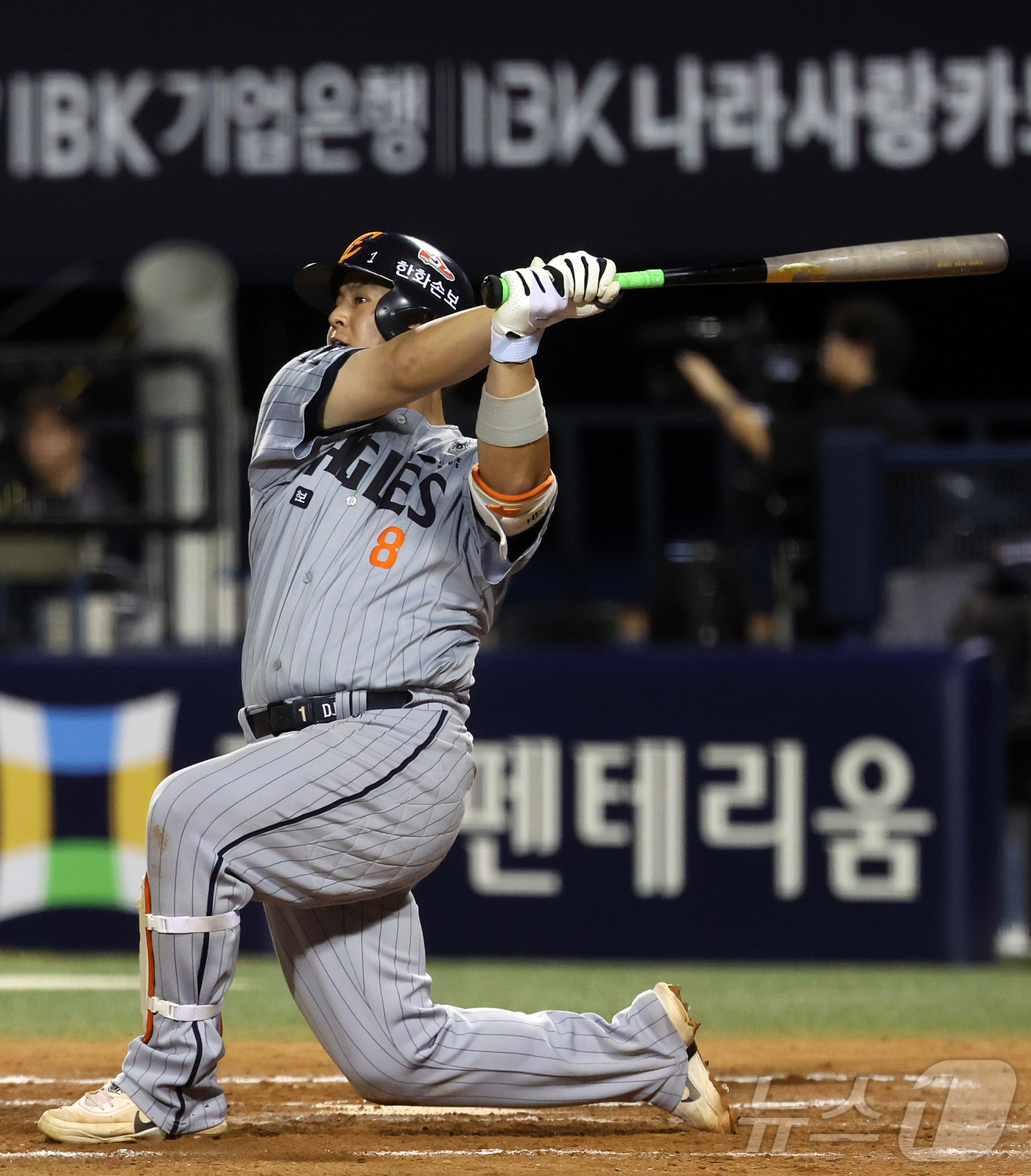 (서울=뉴스1) 김진환 기자 = 13일 오후 서울 송파구 잠실야구장에서 열린 프로야구 '2026 신한은행 SOL KBO리그' 한화 이글스와 두산 베어스의 경기, 한화 노시환이 7회 …