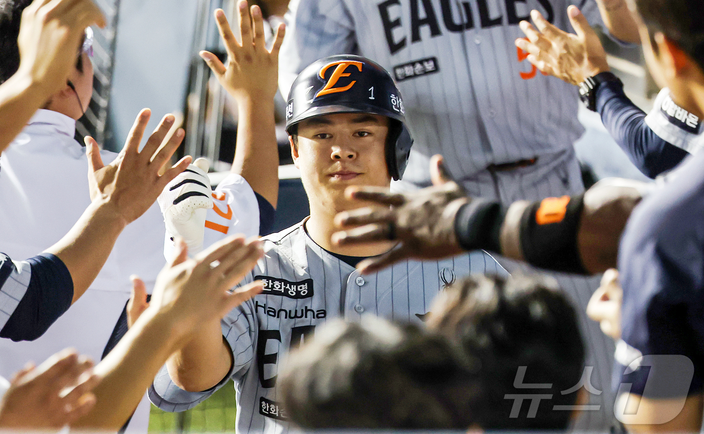 (서울=뉴스1) 김진환 기자 = 13일 오후 서울 송파구 잠실야구장에서 열린 프로야구 '2026 신한은행 SOL KBO리그' 한화 이글스와 두산 베어스의 경기, 한화 노시환이 7회 …