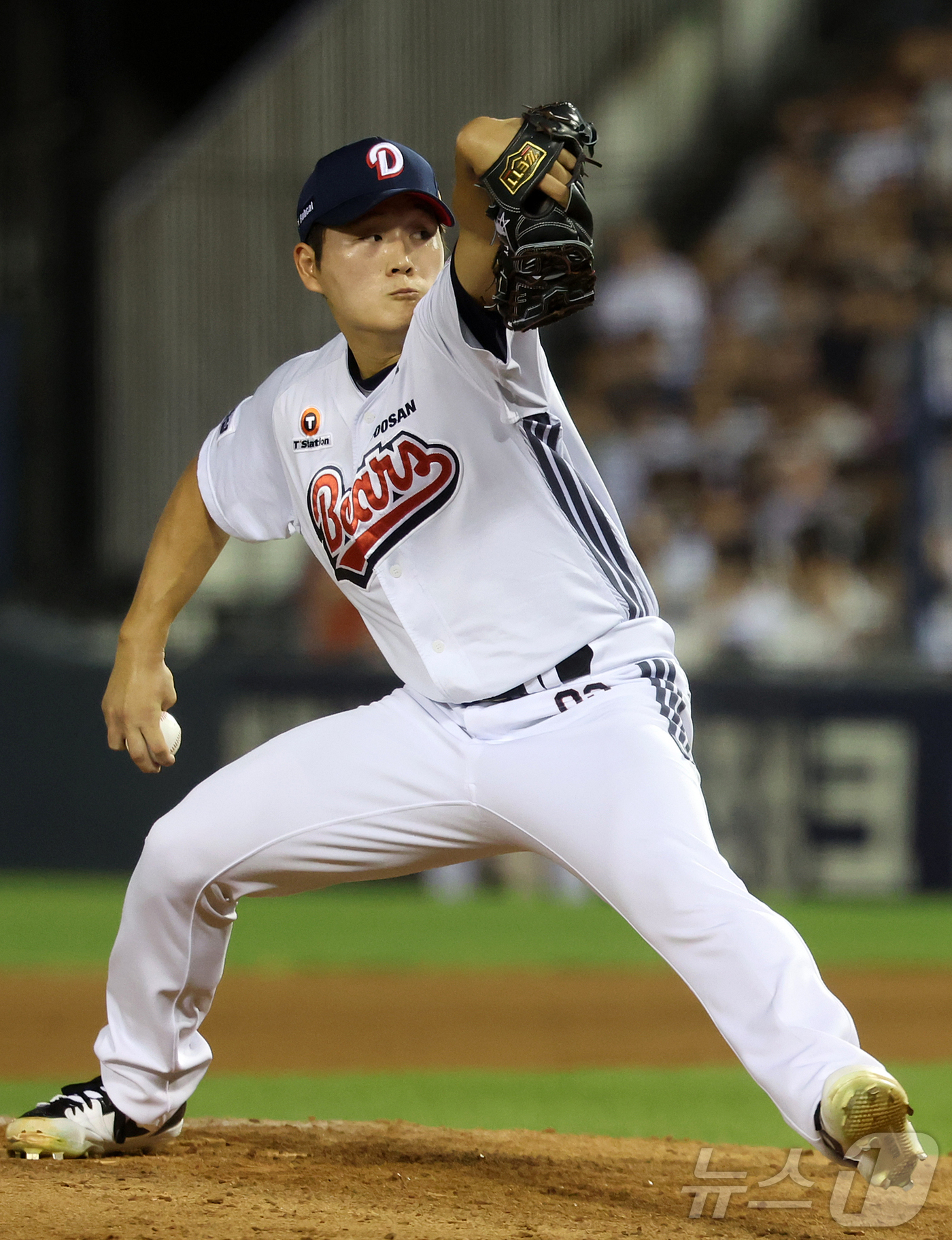(서울=뉴스1) 김진환 기자 = 13일 오후 서울 송파구 잠실야구장에서 열린 프로야구 '2026 신한은행 SOL KBO리그' 한화 이글스와 두산 베어스의 경기, 두산 김택연이 7회 …