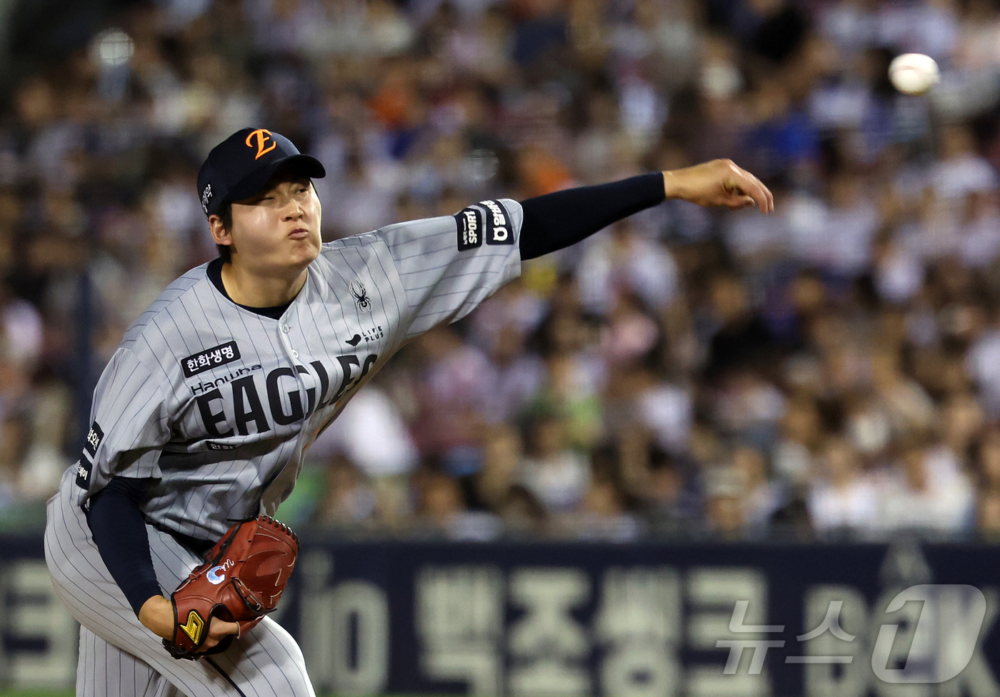 (서울=뉴스1) 김진환 기자 = 13일 오후 서울 송파구 잠실야구장에서 열린 프로야구 '2026 신한은행 SOL KBO리그' 한화 이글스와 두산 베어스의 경기, 한화 조동욱이 7회 …