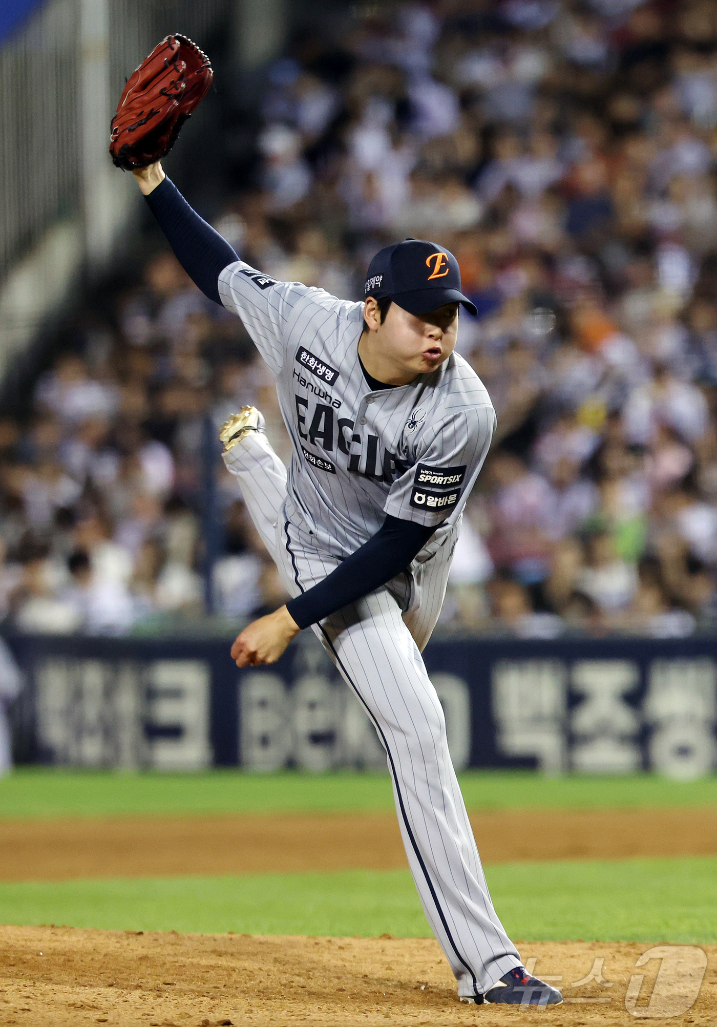 (서울=뉴스1) 김진환 기자 = 13일 오후 서울 송파구 잠실야구장에서 열린 프로야구 '2026 신한은행 SOL KBO리그' 한화 이글스와 두산 베어스의 경기, 한화 조동욱이 7회 …