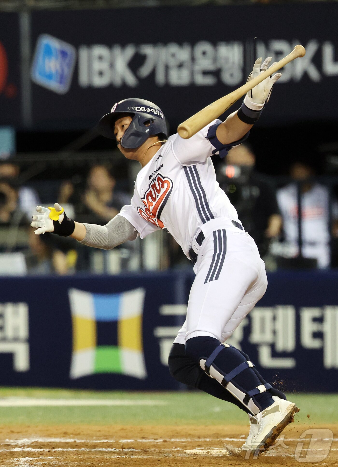 본문 이미지 - 13일 오후 서울 송파구 잠실야구장에서 열린 프로야구 '2026 신한은행 SOL KBO리그' 한화 이글스와 두산 베어스의 경기, 두산 박찬호가 7회말 2사 1루 상황에서 안타를 치고 있다. 2026.8.13 ⓒ 뉴스1 김진환 기자