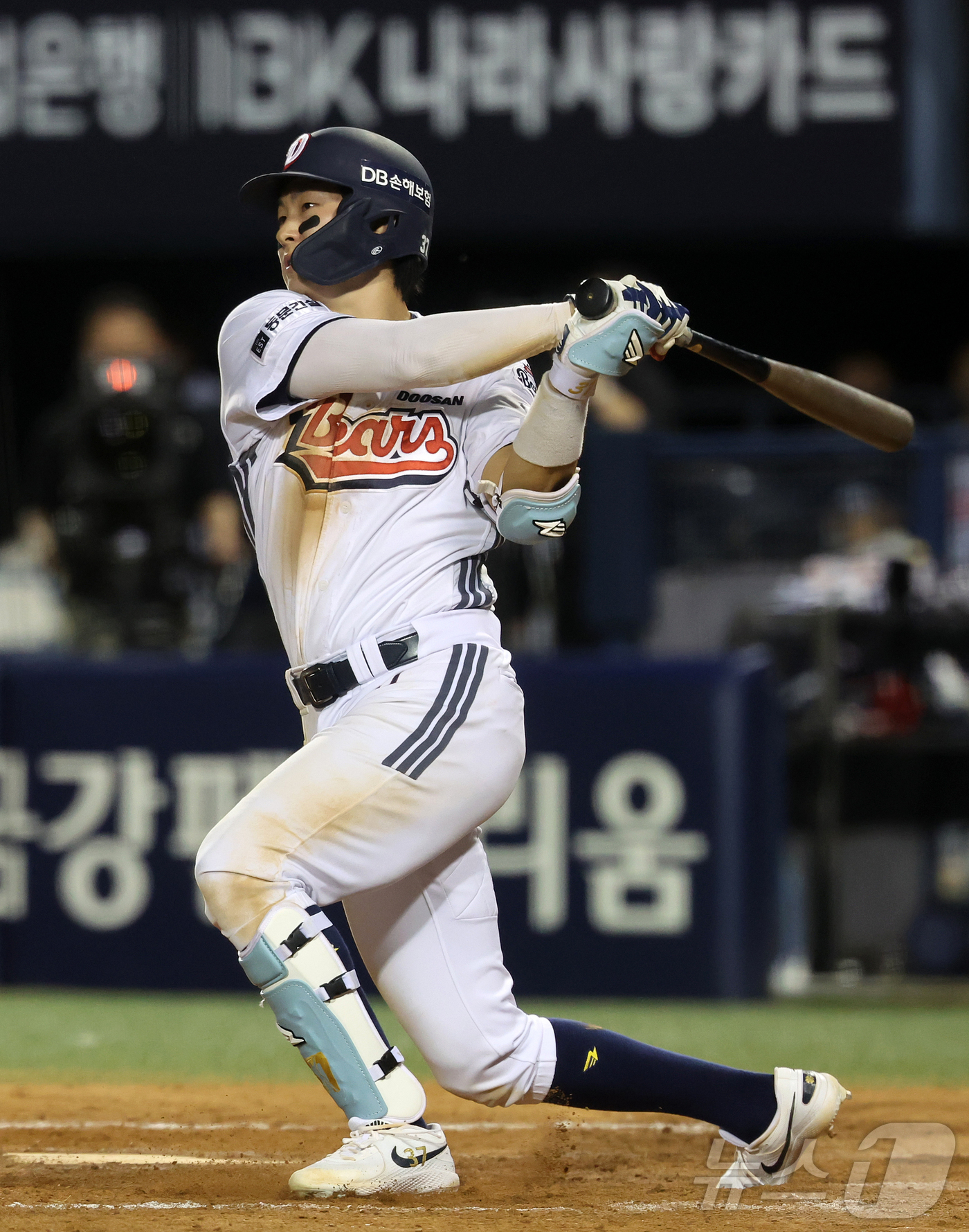 (서울=뉴스1) 김진환 기자 = 13일 오후 서울 송파구 잠실야구장에서 열린 프로야구 '2026 신한은행 SOL KBO리그' 한화 이글스와 두산 베어스의 경기, 두산 박지훈이 8회 …