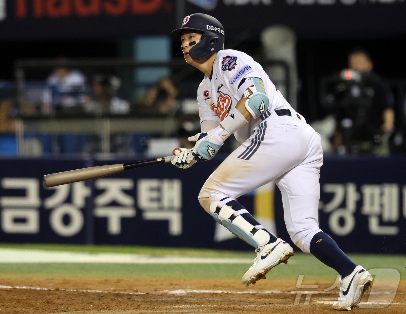 (서울=뉴스1) 김진환 기자 = 13일 오후 서울 송파구 잠실야구장에서 열린 프로야구 '2026 신한은행 SOL KBO리그' 한화 이글스와 두산 베어스의 경기, 두산 박지훈이 8회 …