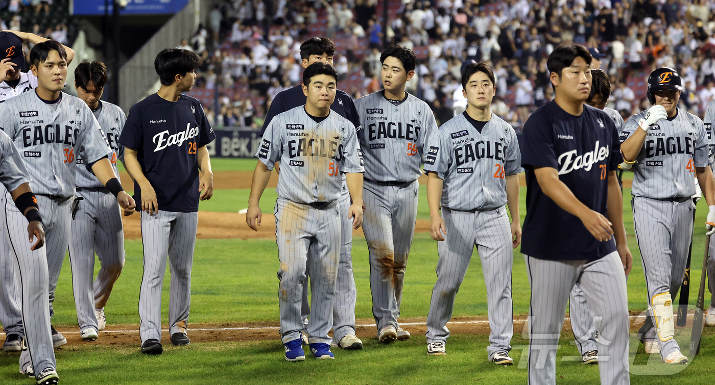 (서울=뉴스1) 김진환 기자 = 13일 오후 서울 송파구 잠실야구장에서 열린 프로야구 '2026 신한은행 SOL KBO리그' 한화 이글스와 두산 베어스의 경기, 6대9로 패배한 한 …