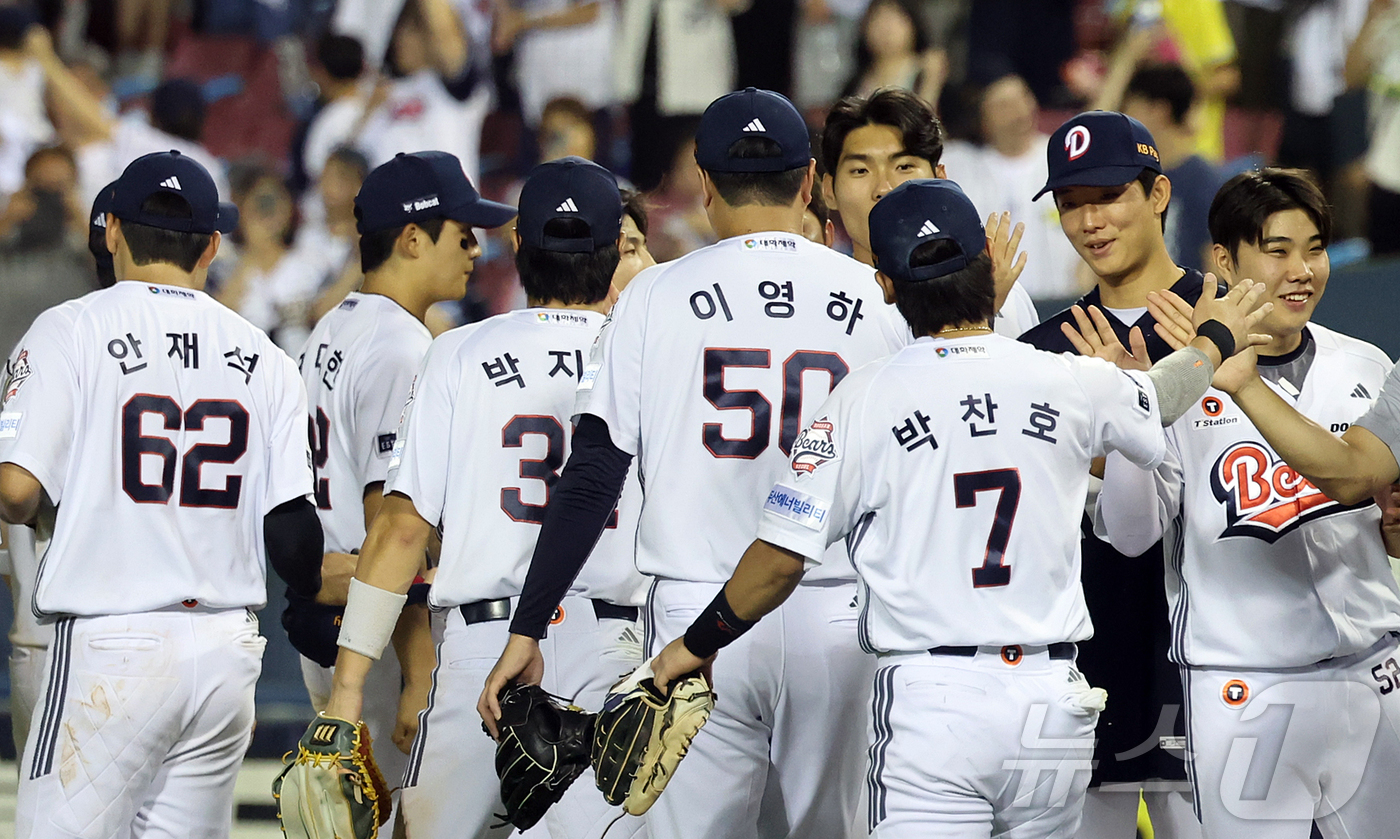 (서울=뉴스1) 김진환 기자 = 13일 오후 서울 송파구 잠실야구장에서 열린 프로야구 '2026 신한은행 SOL KBO리그' 한화 이글스와 두산 베어스의 경기, 9대6 승리를 거둔 …
