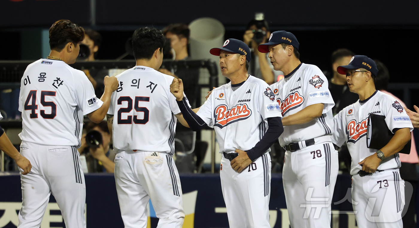 (서울=뉴스1) 김진환 기자 = 13일 오후 서울 송파구 잠실야구장에서 열린 프로야구 '2026 신한은행 SOL KBO리그' 한화 이글스와 두산 베어스의 경기, 9대6 승리를 거둔 …