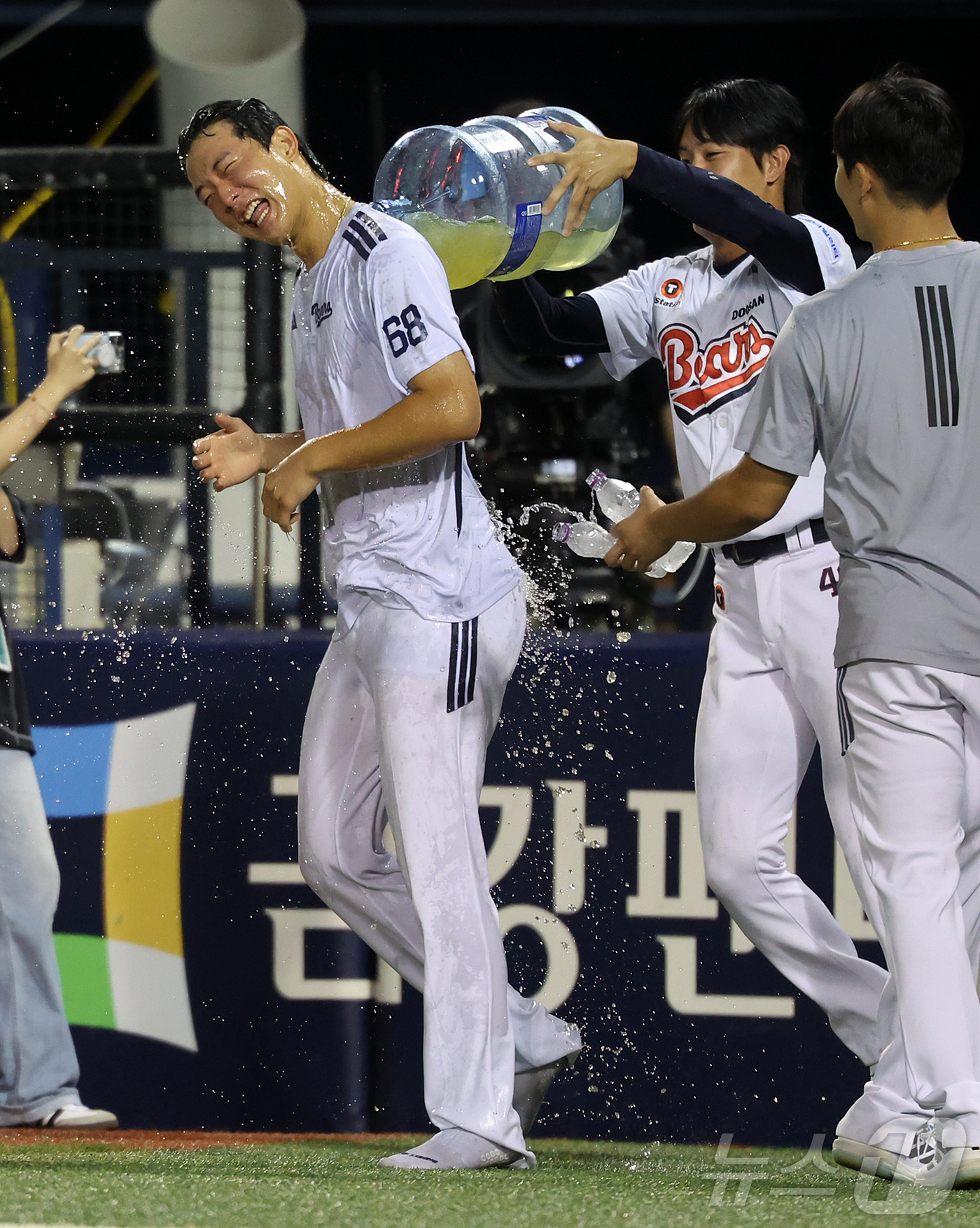 (서울=뉴스1) 김진환 기자 = 13일 오후 서울 송파구 잠실야구장에서 열린 프로야구 '2026 신한은행 SOL KBO리그' 한화 이글스와 두산 베어스의 경기, 두산 구단 역사상 …