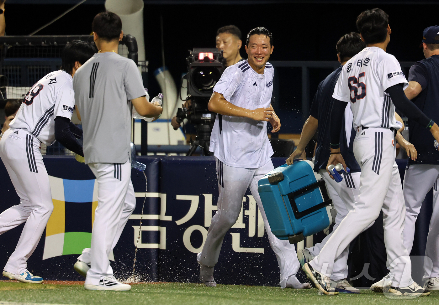 (서울=뉴스1) 김진환 기자 = 13일 오후 서울 송파구 잠실야구장에서 열린 프로야구 '2026 신한은행 SOL KBO리그' 한화 이글스와 두산 베어스의 경기, 두산 구단 역사상 …