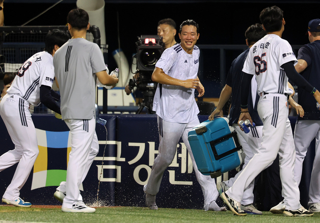 동료들의 물세례 받는 '베어스 최연소 10승' 최민석