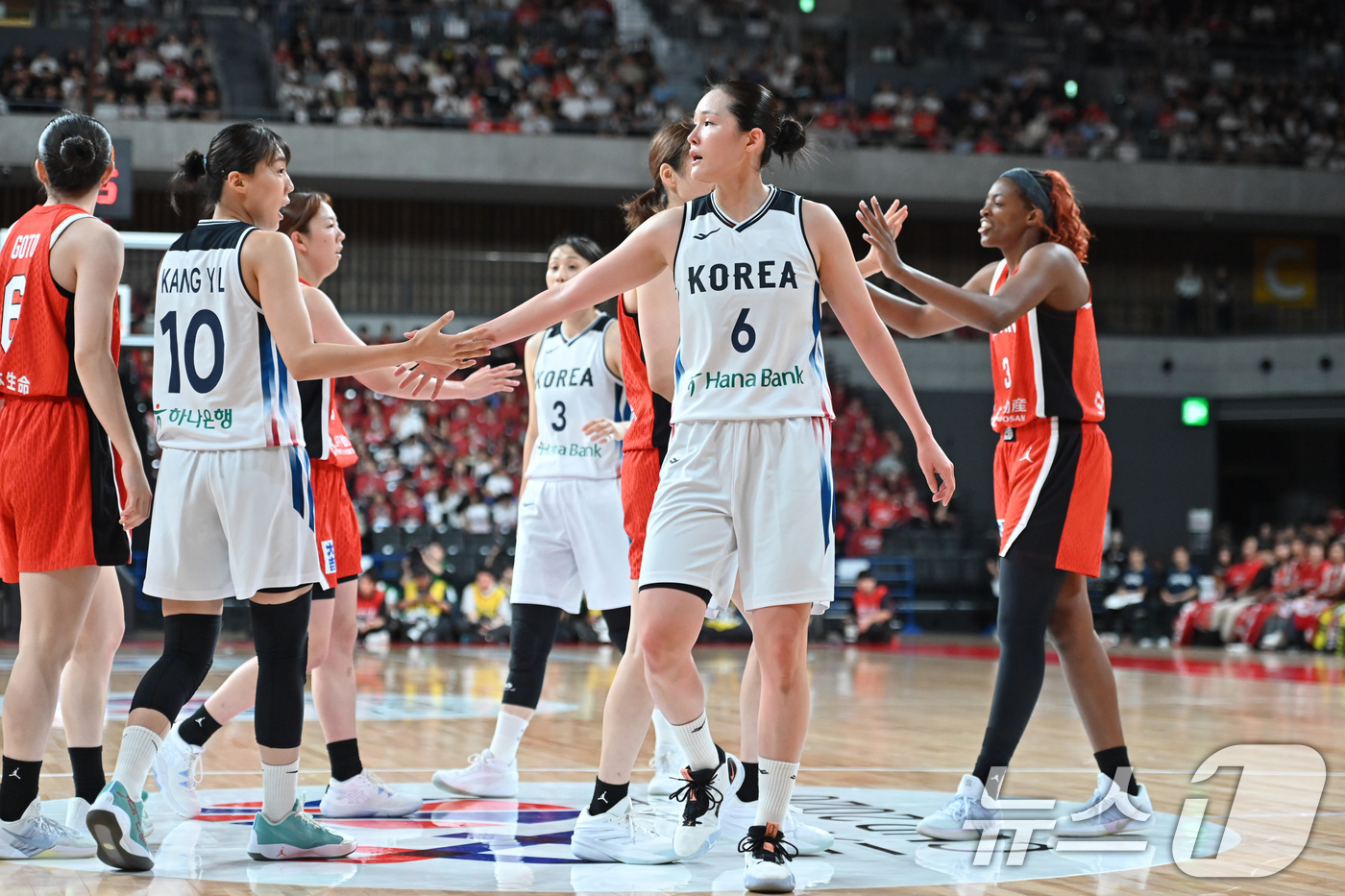 (서울=뉴스1) = 박수호 감독이 이끄는 대한민국 여자농구 국가대표팀 선수들이 13일 일본 도쿄 아리아케 아레나에서 열린 일본과의 친선 평가전에서 하이파이브 하고 있다. 대표팀은 …