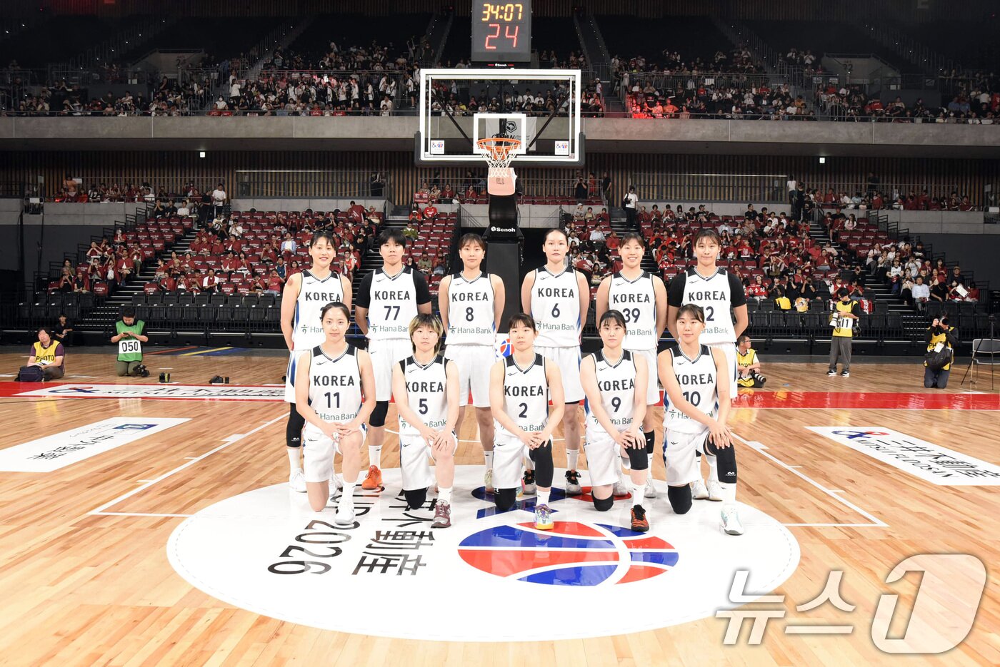본문 이미지 - 박수호 감독이 이끄는 대한민국 여자농구 국가대표팀이 13일 일본 도쿄 아리아케 아레나에서 열린 일본과의 친선 평가전을 앞두고 기념촬영을 하고 있다. (일본농구협회 제공. 재판매 및 DB 금지) 2026.8.14 ⓒ 뉴스1
