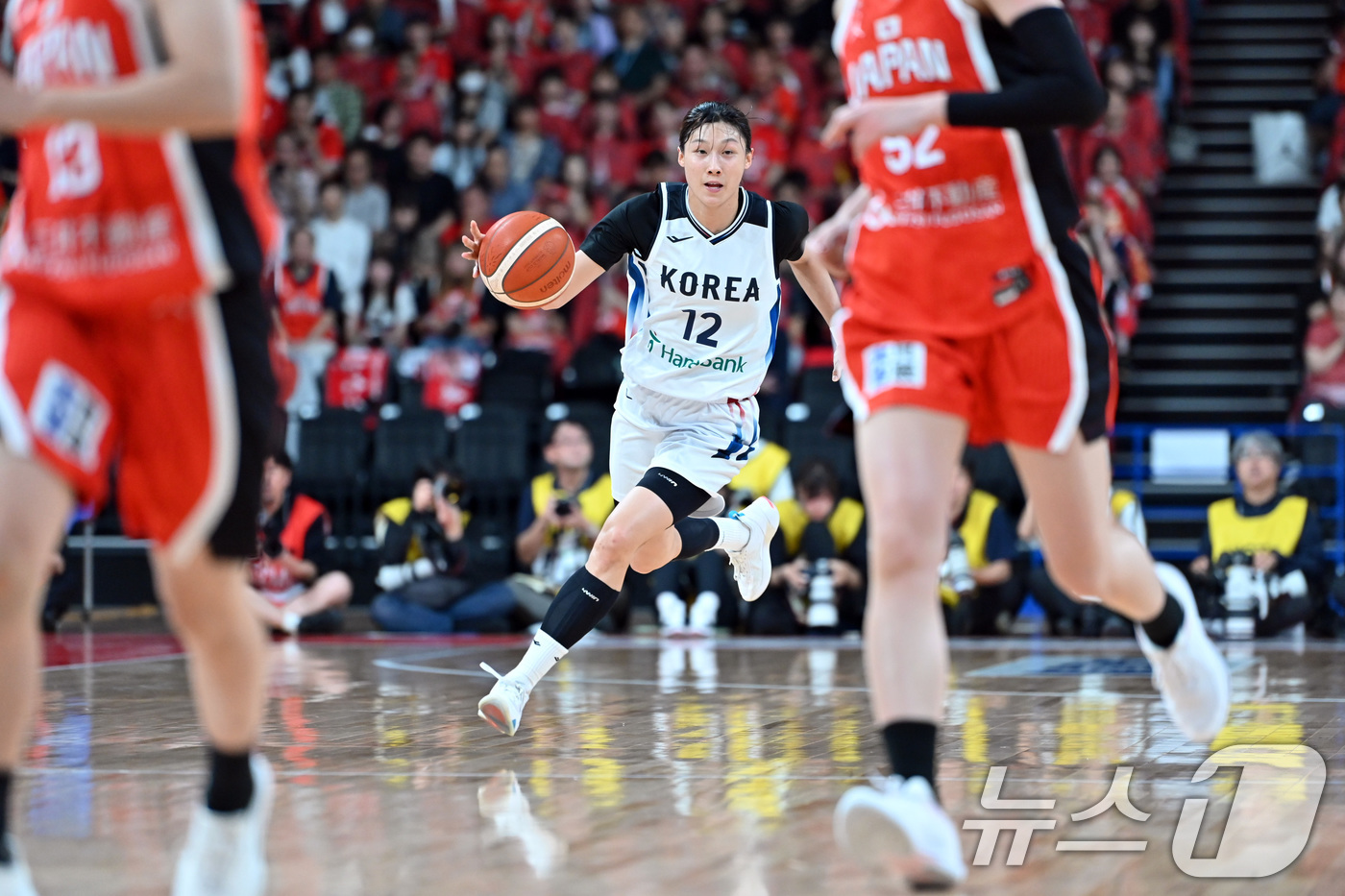 (서울=뉴스1) = 박수호 감독이 이끄는 대한민국 여자농구 국가대표팀 이해란이 13일 일본 도쿄 아리아케 아레나에서 열린 일본과의 친선 평가전에서 드리블 돌파를 하고 있다. 대표팀 …