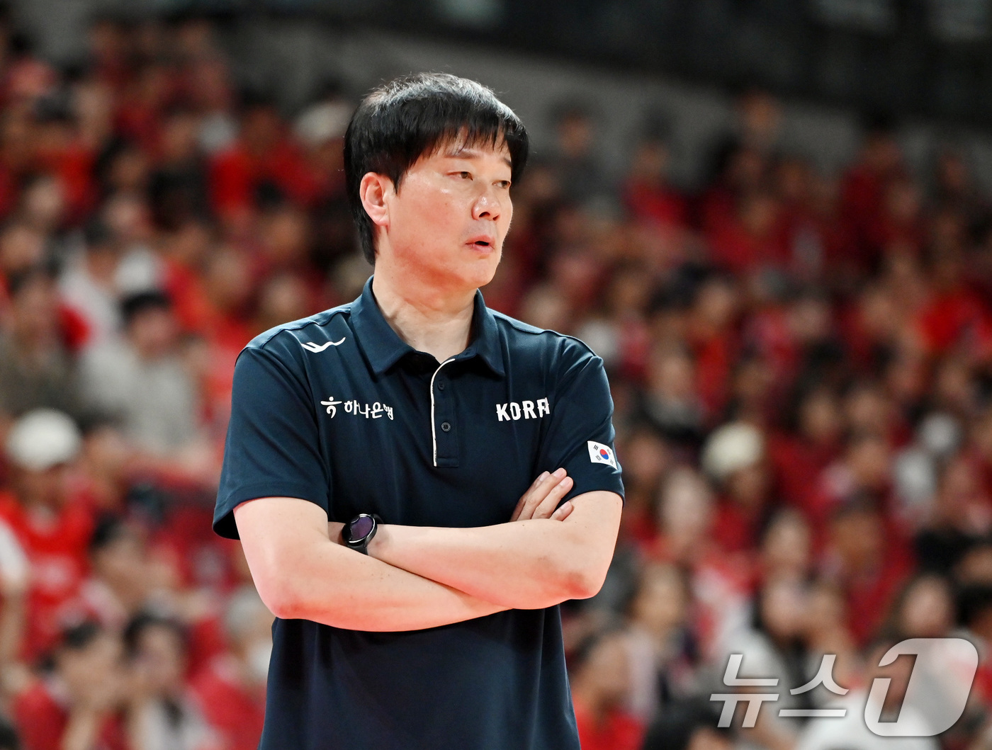 (서울=뉴스1) = 대한민국 여자농구 국가대표팀 박수호 감독이 13일 일본 도쿄 아리아케 아레나에서 열린 일본과의 친선 평가전에서 선수들을 지켜보고 있다. (일본농구협회 제공. 재 …