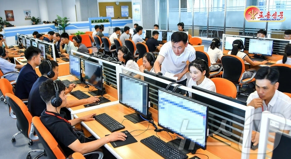(평양 노동신문=뉴스1) = 북한 노동당 기관지 노동신문은 14일 "우리 조국에는 가까운 앞날에 인재가 바다를 이루게 될 것"이라며 과학기술인재 육성 성과를 선전했다. 신문은 국가 …