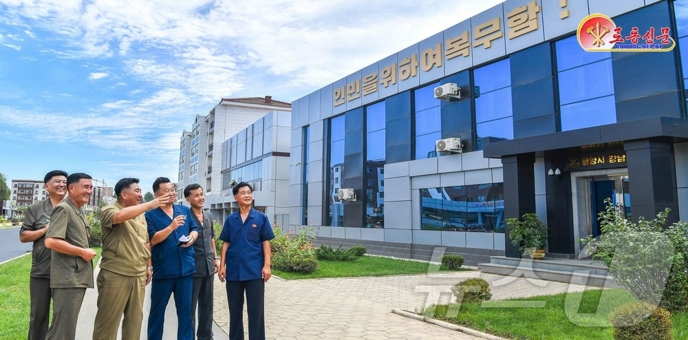 (평양 노동신문=뉴스1) = 북한 노동당 기관지 노동신문은 14일 평양시 강남군에서 '지방발전 20×10 정책'에 따른 지방발전 정책 대상 건설과 함께 읍지구 개건 사업이 진행되고 …