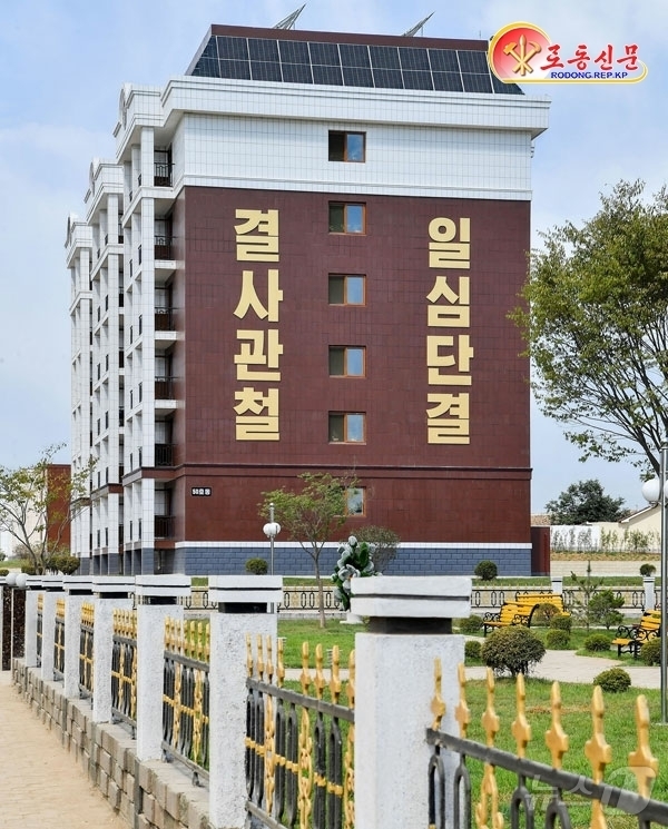 (평양 노동신문=뉴스1) = 북한 노동당 기관지 노동신문은 14일 당의 지방발전 정책에 따라 새로 개발된 평양시 강남군의 모습을 조명했다. 신문은 평양시당위원회가 "군의 어디나 당 …