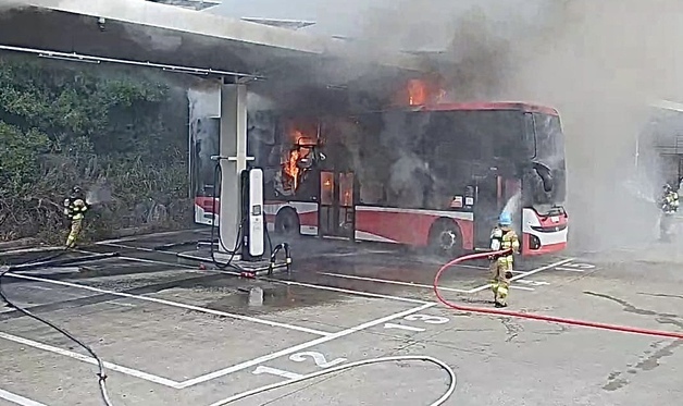 수원 버스 차고지서 전기버스 화재…10여분 만에 초진