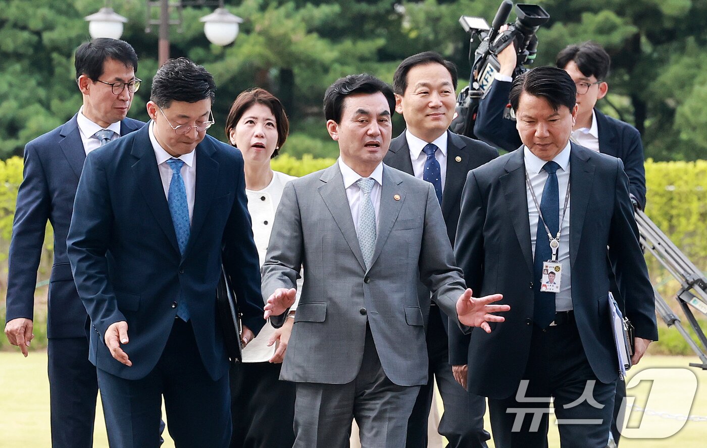 본문 이미지 - 안규백 국방부 장관이 14일 서울 용산구 국방부 청사로 출근하고 있다. 윤석열 정부 당시 용산 대통령실 이전으로 대통령실에 청사를 내줬던 국방부는 약 4년 만에 기존 청사로 다시 복귀했다. 2026.8.14 ⓒ 뉴스1 이호윤 기자