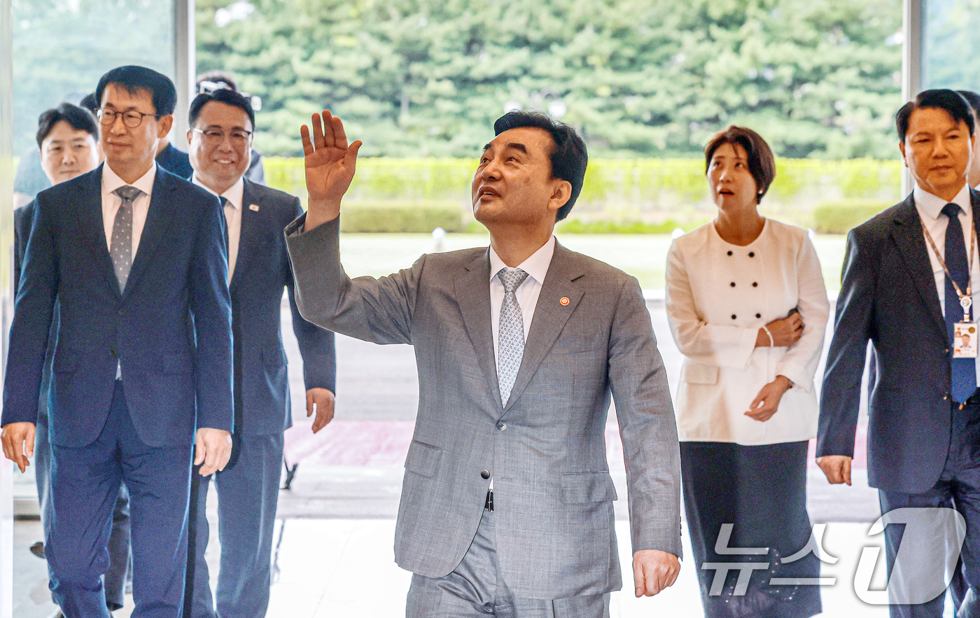 (서울=뉴스1) 이호윤 기자 = 안규백 국방부 장관이 14일 서울 용산구 국방부 청사로 출근하며 직원들에게 인사를 하고 있다.윤석열 정부 당시 용산 대통령실 이전으로 대통령실에 청 …