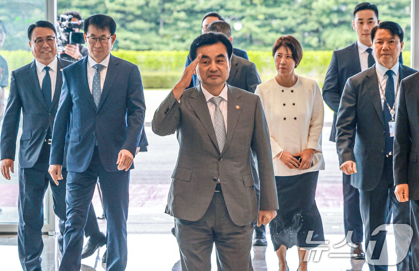 본문 이미지 - 안규백 국방부 장관이 14일 서울 용산구 국방부 청사로 출근하며 직원들에게 경례를 하고 있다. 윤석열 정부 당시 용산 대통령실 이전으로 대통령실에 청사를 내줬던 국방부는 약 4년 만에 다시 기존 청사로 복귀했다. 2026.8.14 ⓒ 뉴스1 이호윤 기자