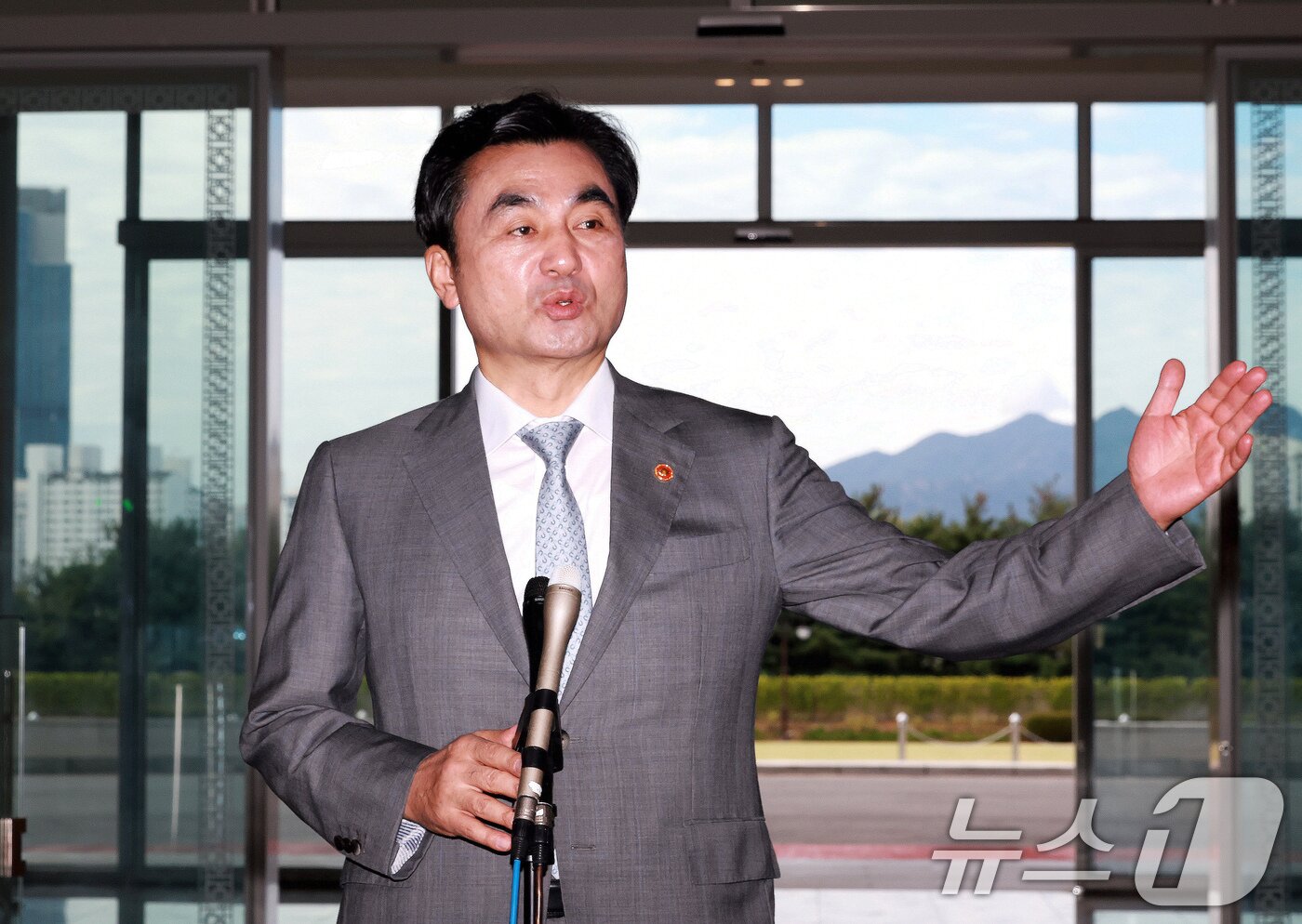 본문 이미지 - 안규백 국방부 장관이 14일 서울 용산구 국방부 청사로 출근하며 취재진 질문에 답하고 있다. 윤석열 정부 당시 용산 대통령실 이전으로 대통령실에 청사를 내줬던 국방부는 약 4년 만에 기존 청사로 다시 복귀했다. 2026.8.14 ⓒ 뉴스1 이호윤 기자