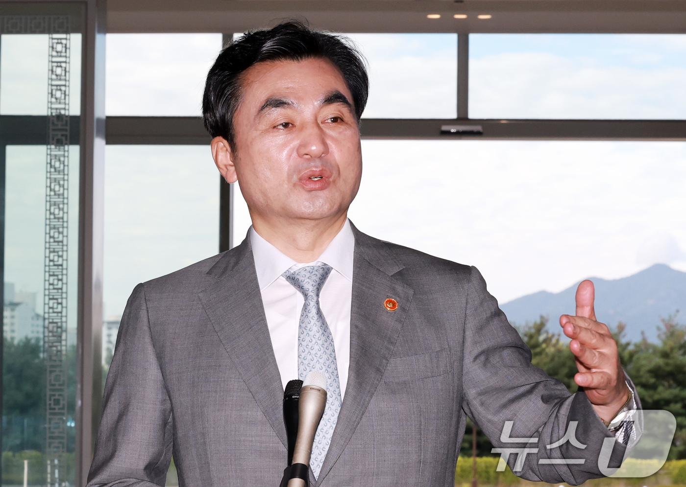 (서울=뉴스1) 이호윤 기자 = 안규백 국방부 장관이 14일 서울 용산구 국방부 청사로 출근하며 취재진 질문에 답하고 있다.윤석열 정부 당시 용산 대통령실 이전으로 대통령실에 청사 …