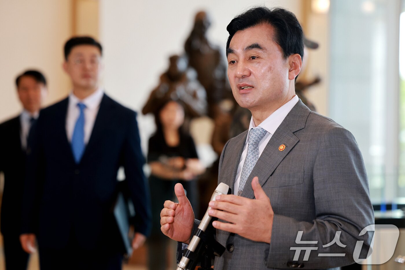 본문 이미지 - 안규백 국방부 장관이 14일 서울 용산구 국방부 청사로 출근하며 취재진 질문에 답하고 있다. 윤석열 정부 당시 용산 대통령실 이전으로 대통령실에 청사를 내줬던 국방부는 약 4년 만에 기존 청사로 다시 복귀했다. 2026.8.14 ⓒ 뉴스1 이호윤 기자
