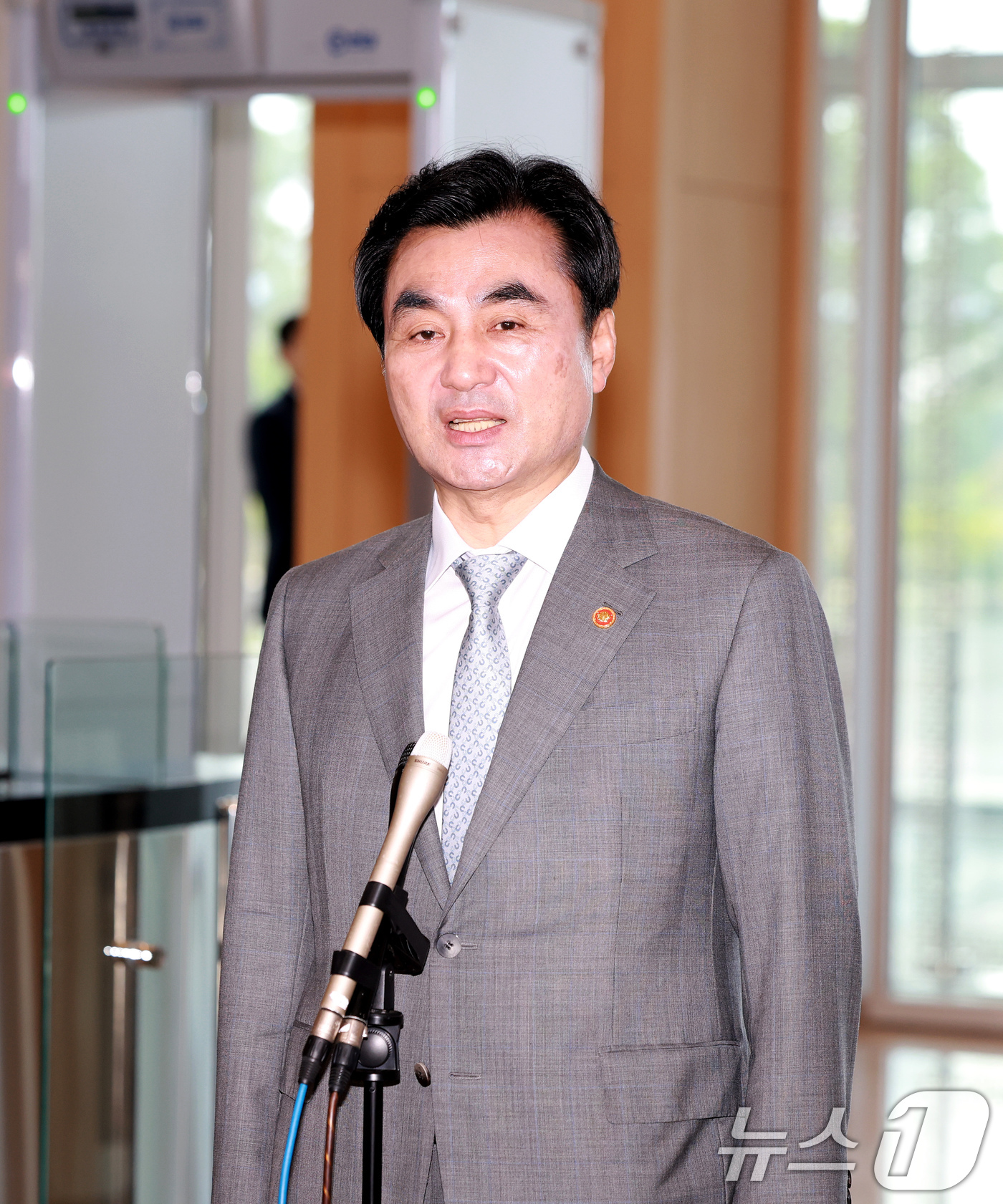 (서울=뉴스1) 이호윤 기자 = 안규백 국방부 장관이 14일 서울 용산구 국방부 청사로 출근하며 취재진 질문에 답하고 있다.윤석열 정부 당시 용산 대통령실 이전으로 대통령실에 청사 …