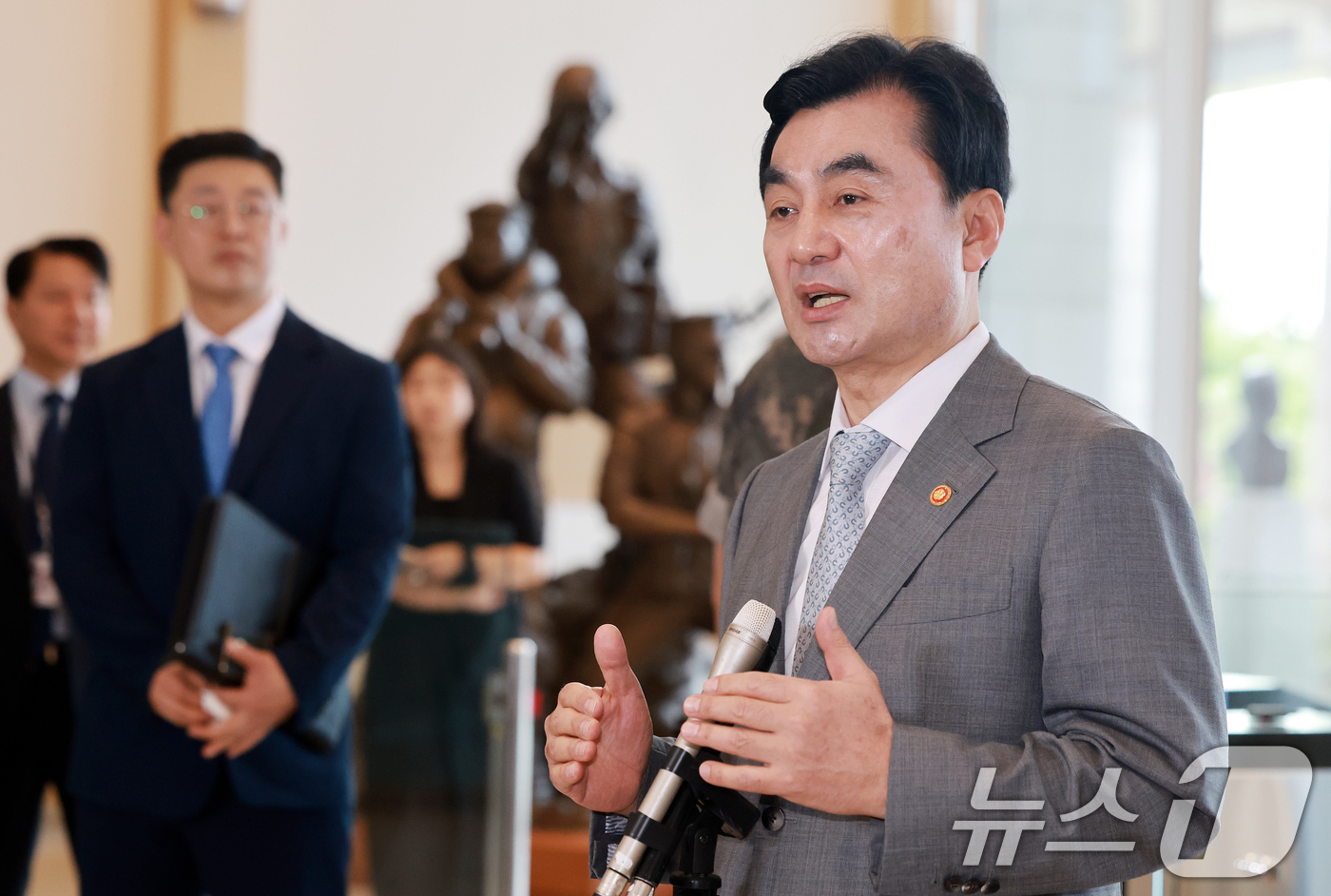 (서울=뉴스1) 이호윤 기자 = 안규백 국방부 장관이 14일 서울 용산구 국방부 청사로 출근하며 취재진 질문에 답하고 있다.윤석열 정부 당시 용산 대통령실 이전으로 대통령실에 청사 …