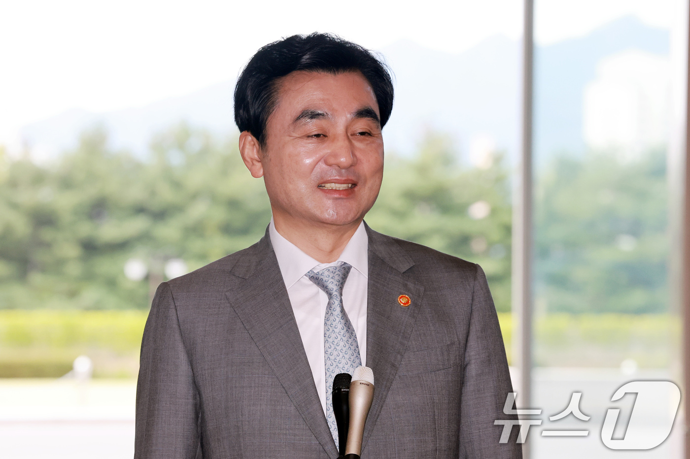 (서울=뉴스1) 이호윤 기자 = 안규백 국방부 장관이 14일 서울 용산구 국방부 청사로 출근하며 취재진 질문에 답하고 있다.윤석열 정부 당시 용산 대통령실 이전으로 대통령실에 청사 …