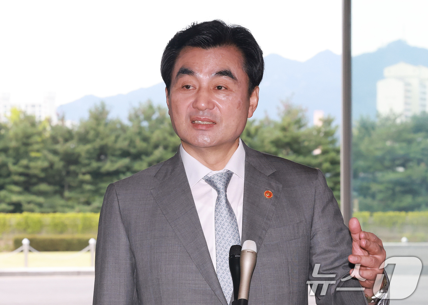 (서울=뉴스1) 이호윤 기자 = 안규백 국방부 장관이 14일 서울 용산구 국방부 청사로 출근하며 취재진 질문에 답하고 있다.윤석열 정부 당시 용산 대통령실 이전으로 대통령실에 청사 …