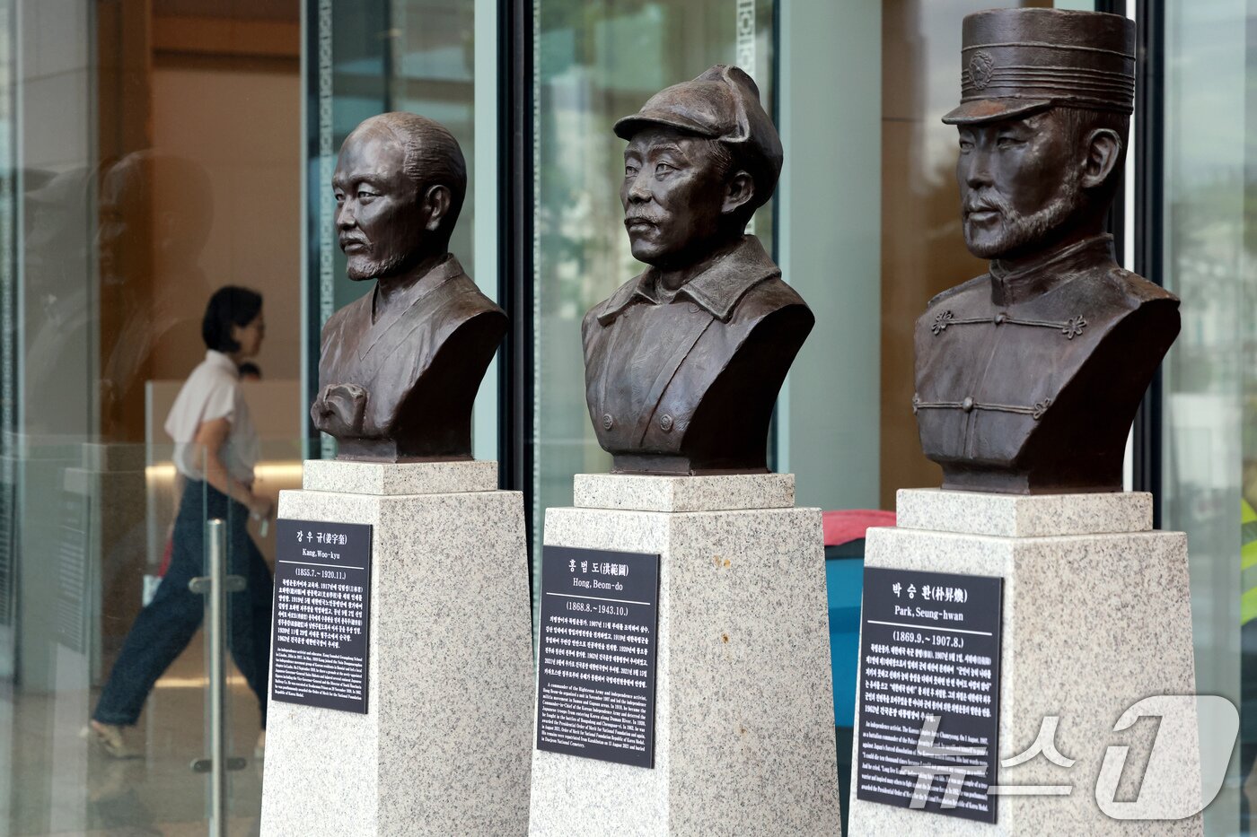 본문 이미지 - 국방부 본관 앞 호국영웅과 독립전쟁 영웅 흉상이 4년여 만에 제자리로 돌아왔다. 흉상은 윤석열 정부의 청와대·용산 대통령실 이전 당시 합동참모본부 청사 앞으로 밀려났다가 이번에 다시 국방부 본관 앞으로 복귀했다. 사진은 14일 서울 용산구 국방부 본관 앞 호국영웅과 독립전쟁 영웅 흉상 모습. 2026.8.14 ⓒ 뉴스1 이호윤 기자