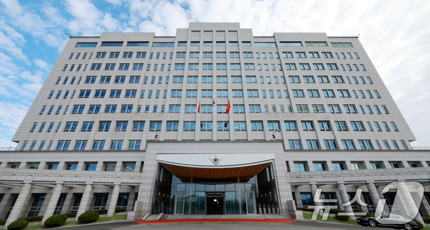 (서울=뉴스1) 이호윤 기자 = 윤석열 정부 당시 용산 대통령실 이전으로 대통령실에 청사를 내줬던 국방부가 약 4년 만에 기존 청사로 다시 복귀했다. 사진은 14일 서울 용산구 국 …