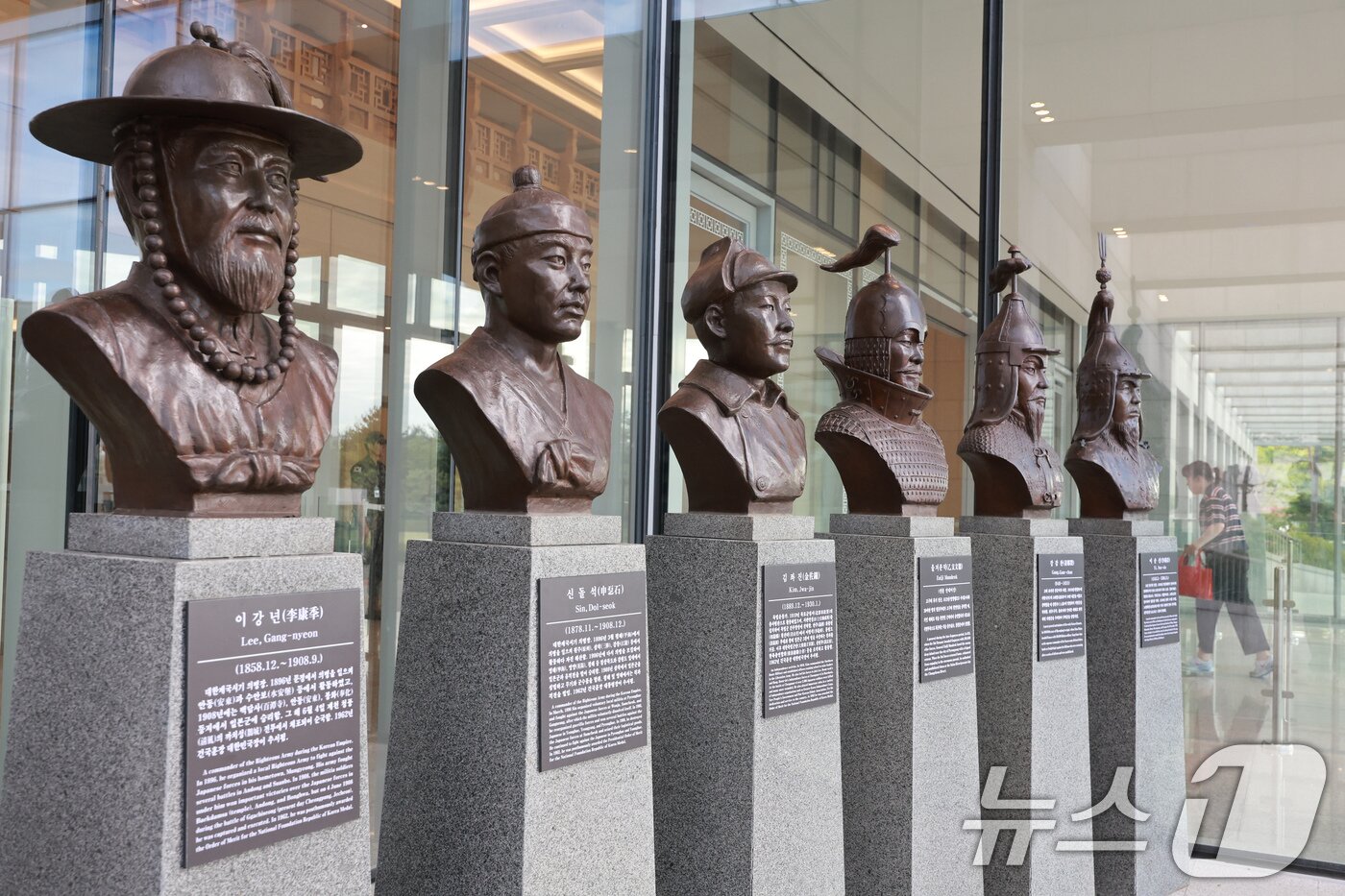 본문 이미지 - 국방부 본관 앞 호국영웅과 독립전쟁 영웅 흉상이 4년여 만에 제자리로 돌아왔다. 흉상은 윤석열 정부의 청와대·용산 대통령실 이전 당시 합동참모본부 청사 앞으로 밀려났다가 이번에 다시 국방부 본관 앞으로 복귀했다. 사진은 14일 서울 용산구 국방부 본관 앞 호국영웅과 독립전쟁 영웅 흉상 모습. 2026.8.14 ⓒ 뉴스1 이호윤 기자