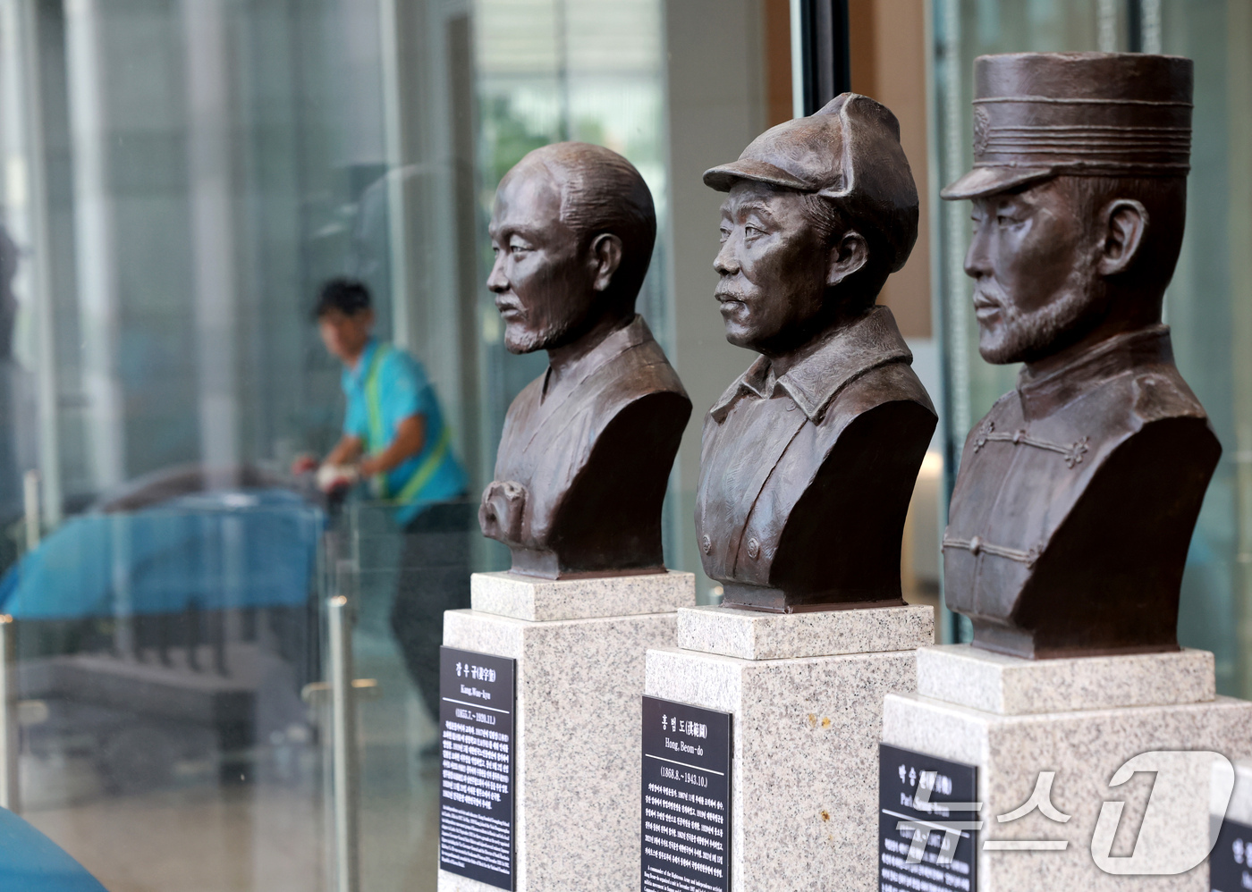 (서울=뉴스1) 이호윤 기자 = 국방부 본관 앞 호국영웅과 독립전쟁 영웅 흉상이 4년여 만에 제자리로 돌아왔다. 흉상은 윤석열 정부의 청와대·용산 대통령실 이전 당시 합동참모본부 …