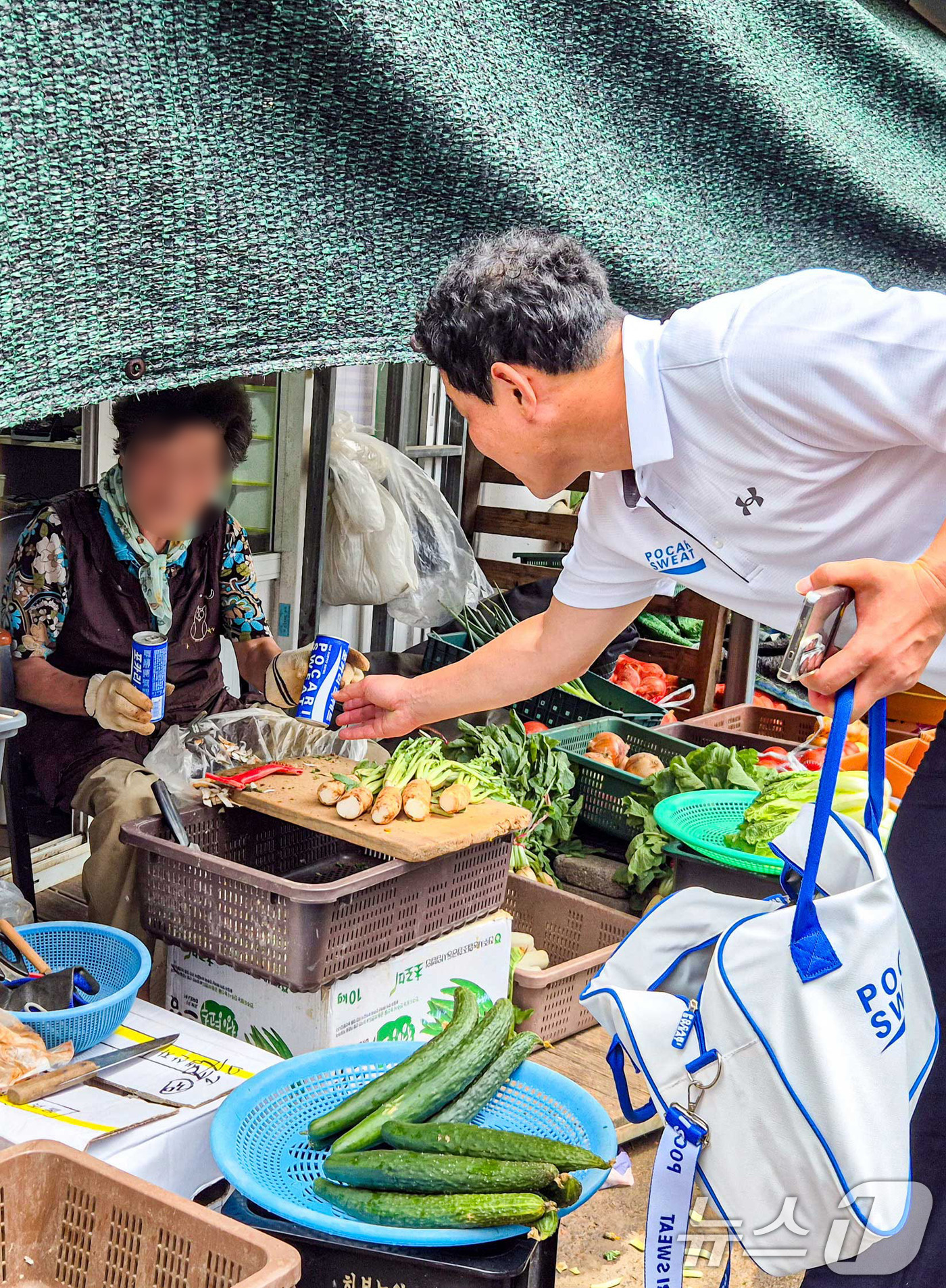 (서울=뉴스1) = 동아오츠카는 오는 9월 6일까지 제주특별자치도와 함께 온열질환 예방  ‘혼디·쿨 캠페인’을 진행한다고 14일 밝혔다.이번 캠페인은 제주도청을 비롯해 도내 12개 …
