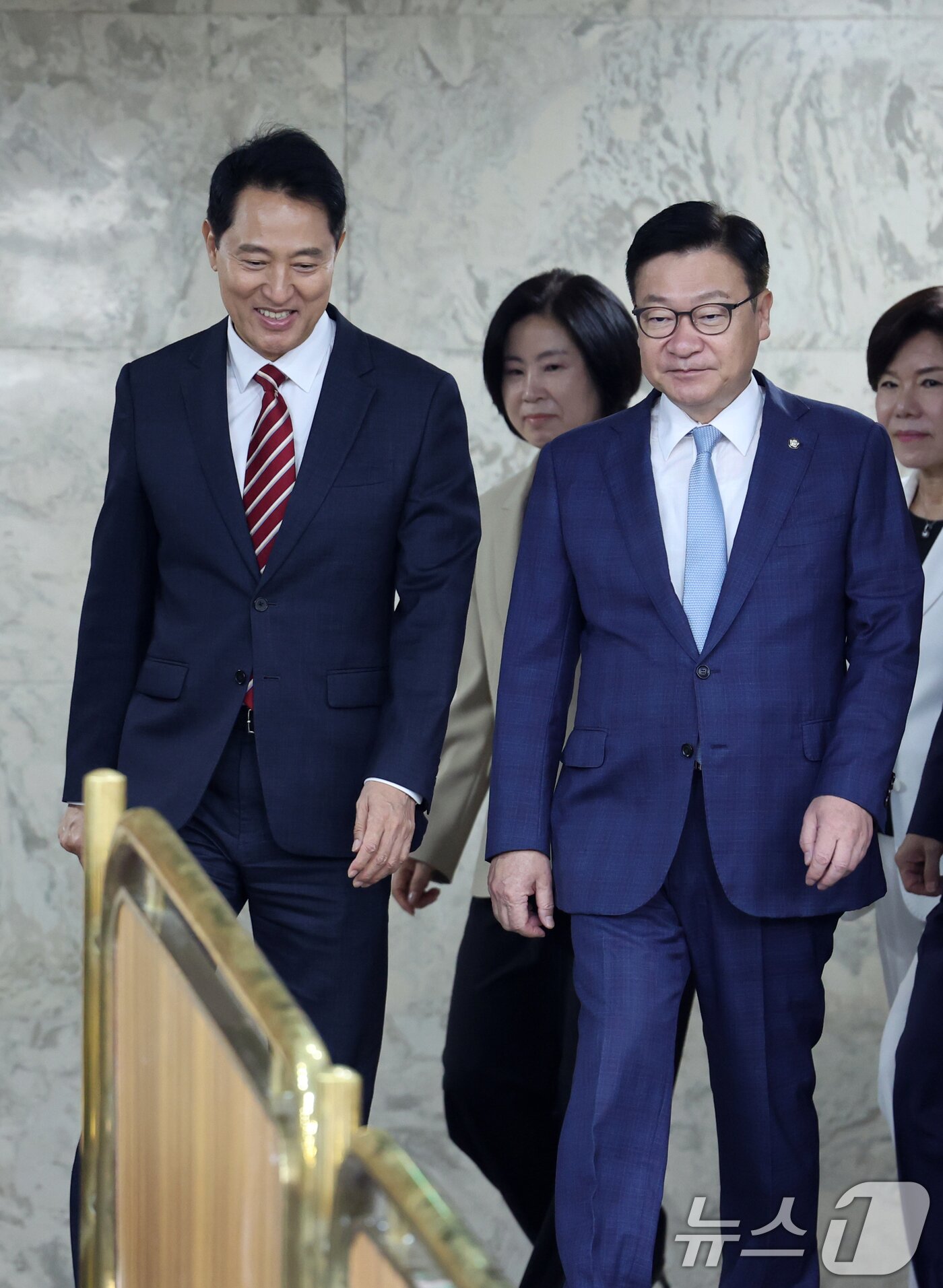 본문 이미지 - 정점식 국민의힘 원내대표와 오세훈 서울시장이 14일 오전 서울 여의도 국회에서 열린 원내대책회의에 참석하고 있다. 2026.8.14 ⓒ 뉴스1 황기선 기자