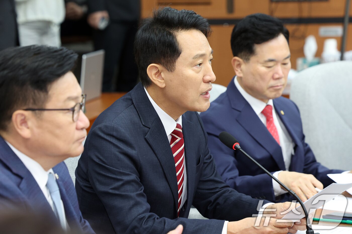 본문 이미지 - 오세훈 서울시장이 14일 오전 서울 여의도 국회에서 열린 국민의힘 원내대책회의에서 발언을 하고 있다. 2026.8.14 ⓒ 뉴스1 황기선 기자